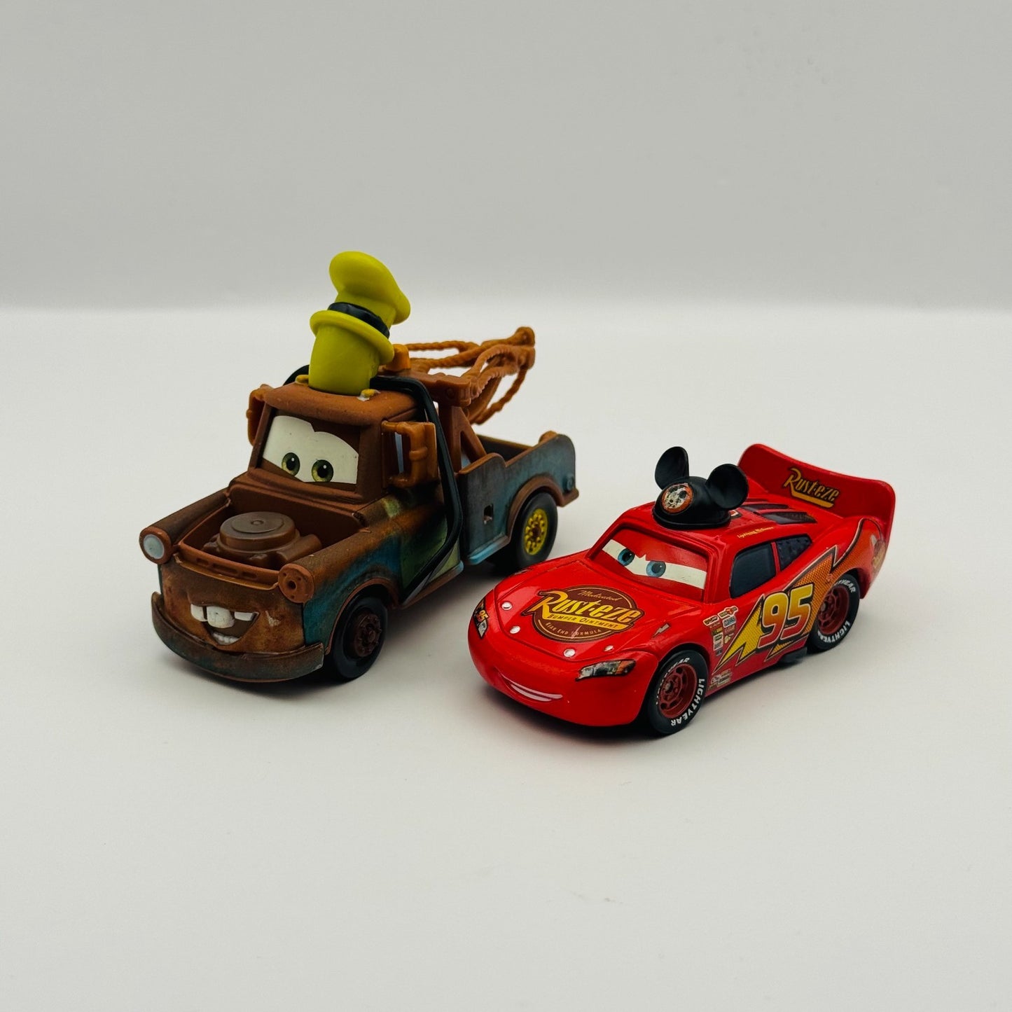 Disney Pixar Cars - DISNEY PARKS MICKEY MCQUEEN & GOOFY MATER - 1:55 Diecast