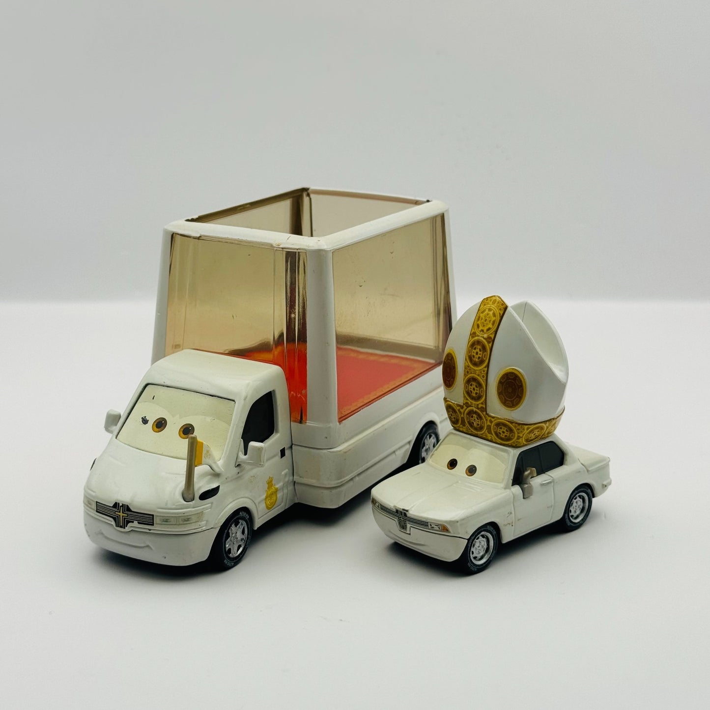Disney Pixar Cars - THE POPE & POPEMOBILE Deluxe 2011 - 1:55 Diecast