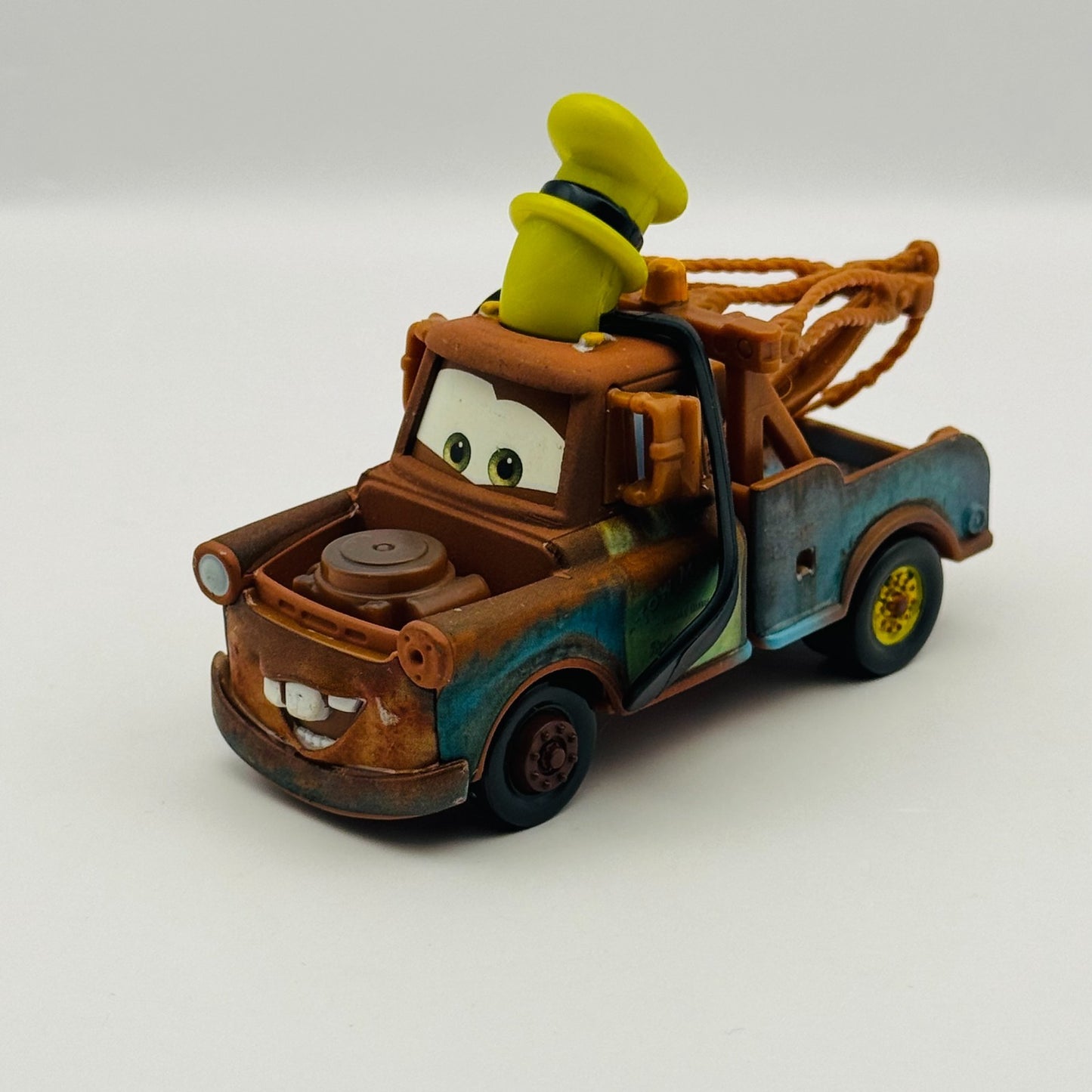 Disney Pixar Cars - DISNEY PARKS MICKEY MCQUEEN & GOOFY MATER - 1:55 Diecast