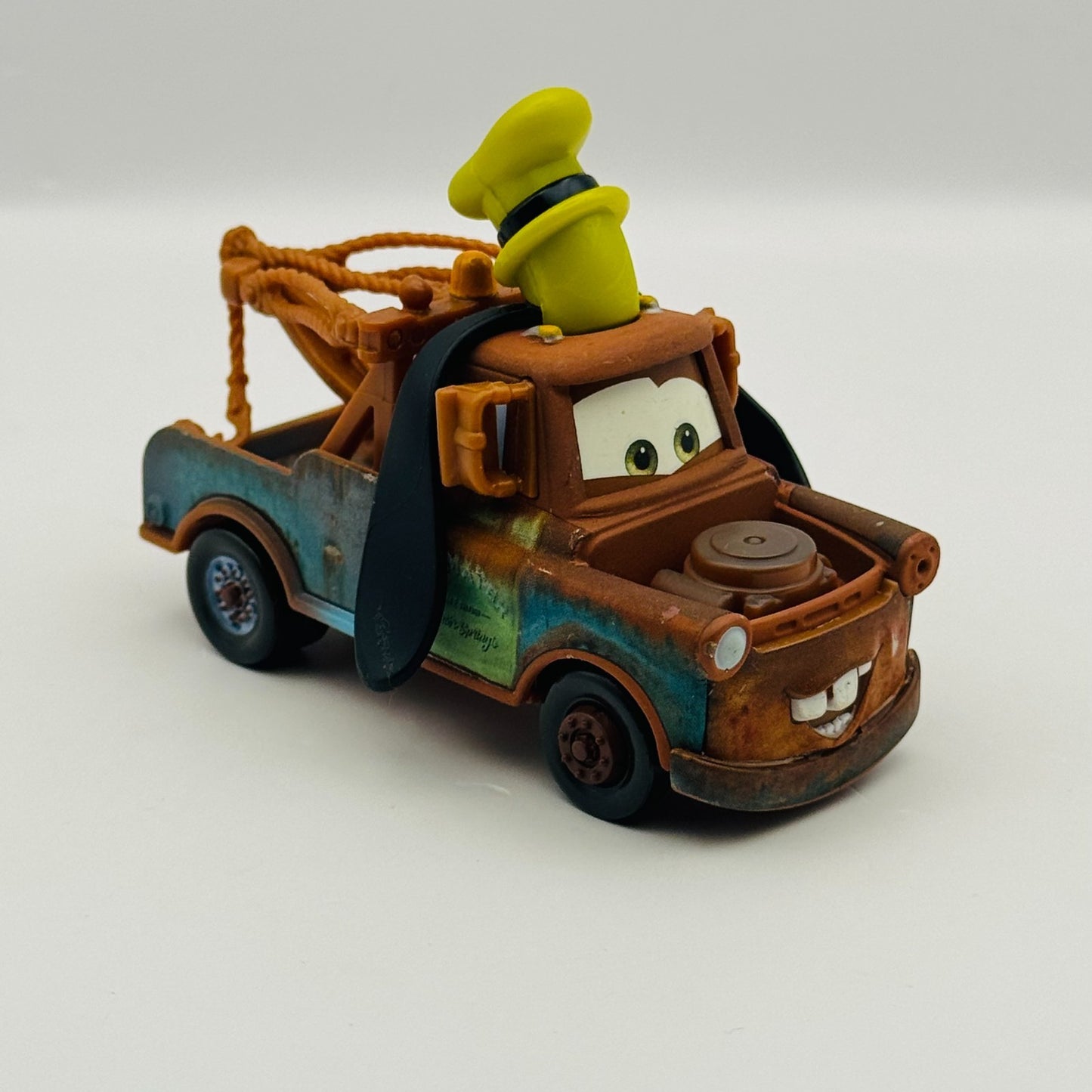 Disney Pixar Cars - DISNEY PARKS MICKEY MCQUEEN & GOOFY MATER - 1:55 Diecast