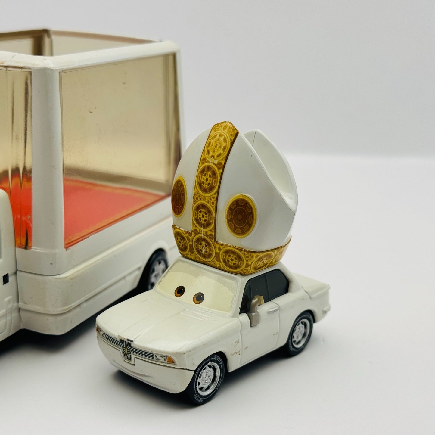 Disney Pixar Cars - THE POPE & POPEMOBILE Deluxe 2011 - 1:55 Diecast