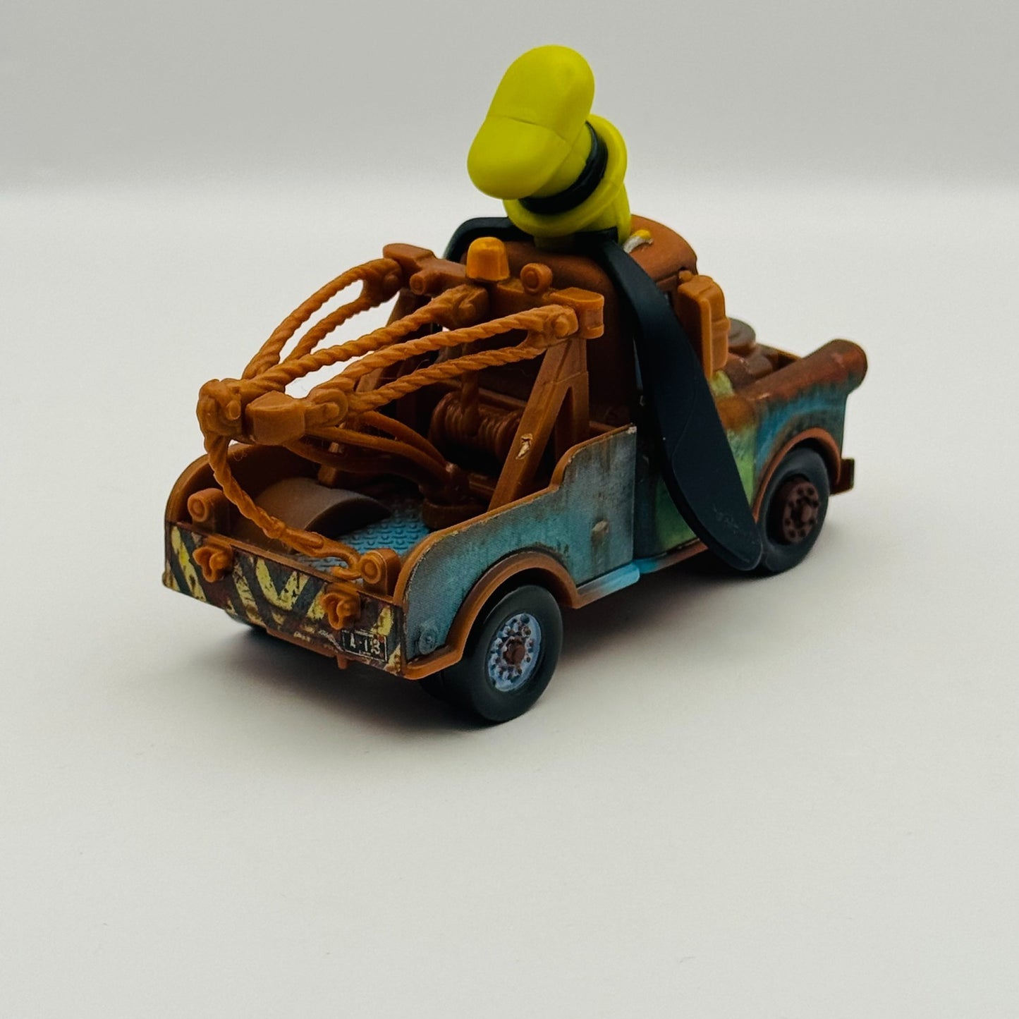 Disney Pixar Cars - DISNEY PARKS MICKEY MCQUEEN & GOOFY MATER - 1:55 Diecast
