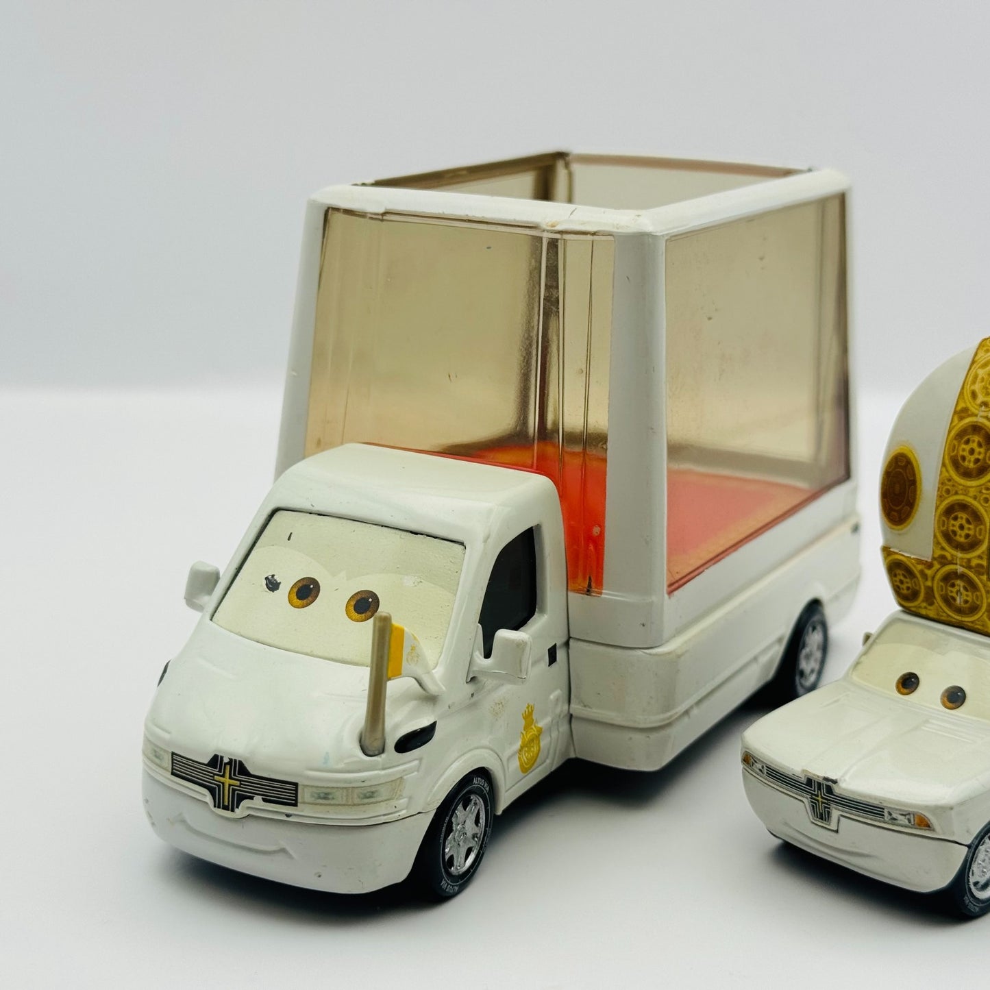 Disney Pixar Cars - THE POPE & POPEMOBILE Deluxe 2011 - 1:55 Diecast