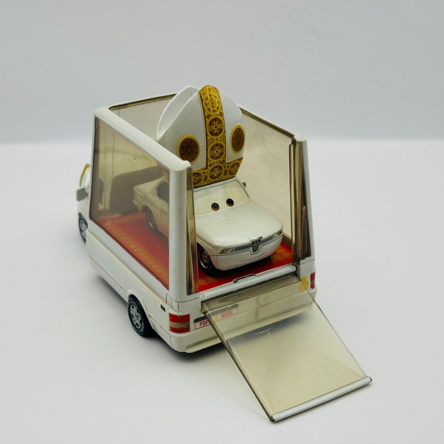 Disney Pixar Cars - THE POPE & POPEMOBILE Deluxe 2011 - 1:55 Diecast