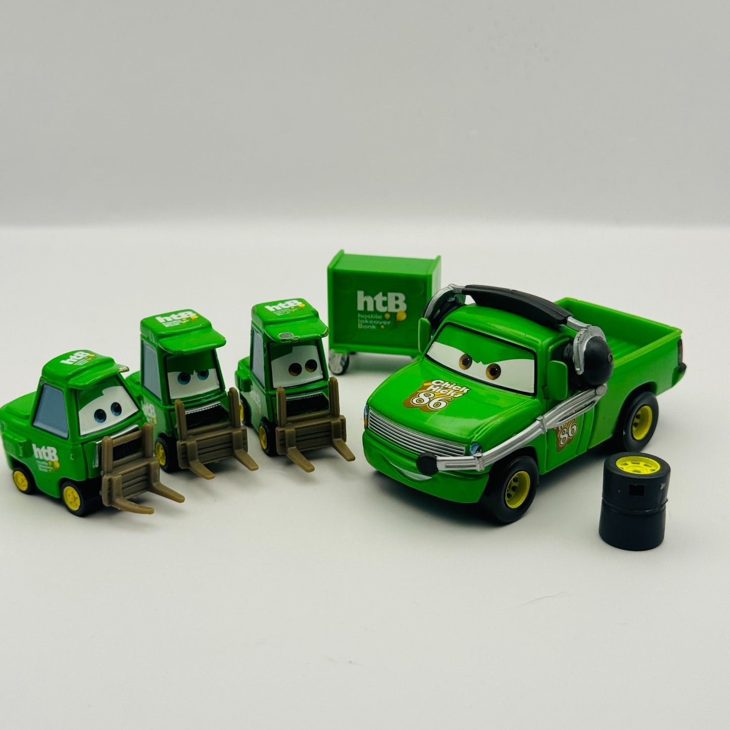 Disney Pixar Cars - CHICK HICKS TEAM HTB CREW CHIEF PITTYS PIT CREW 1:55 Diecast