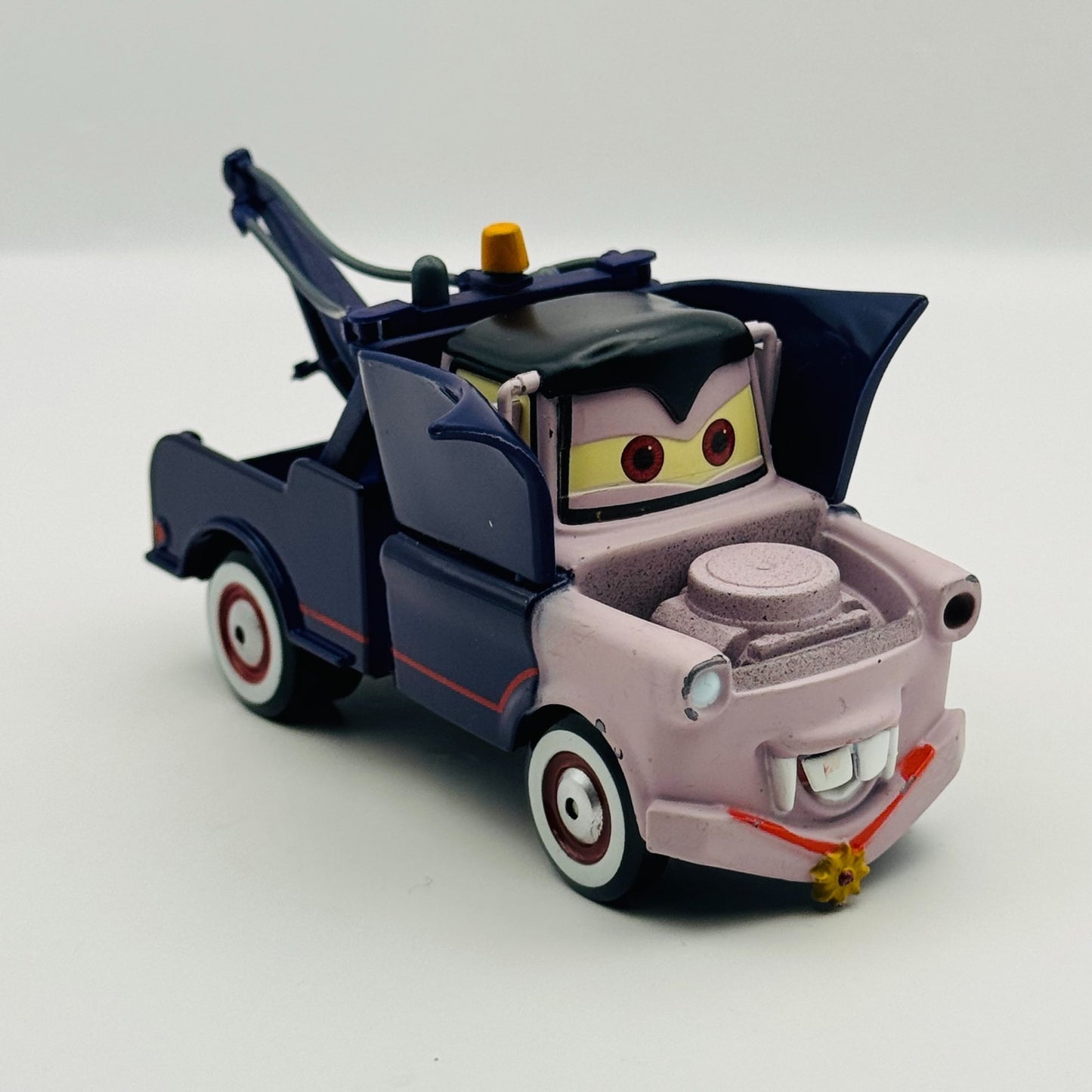 Disney Pixar Cars - VAMPIRE DRACULA MATER Disney Store - 1:43 Diecast