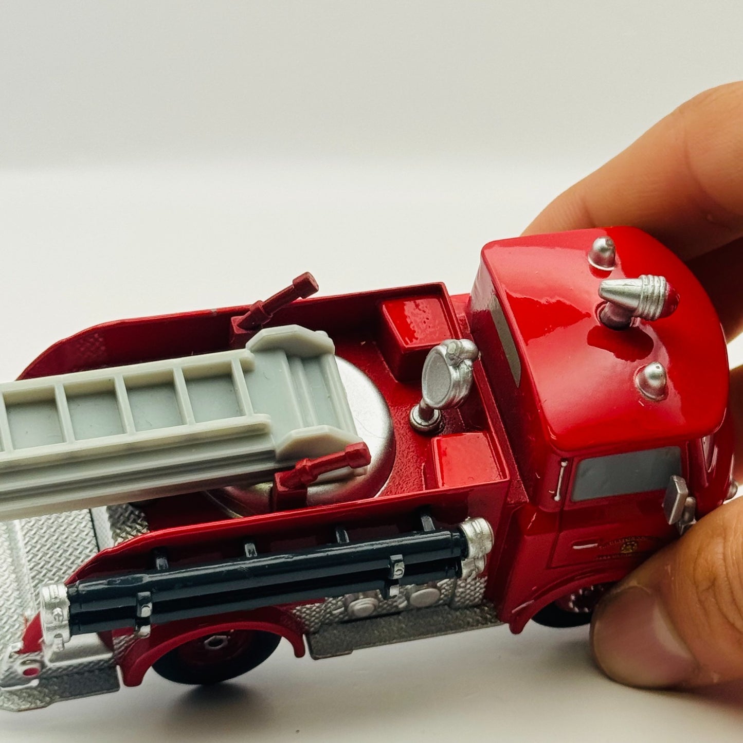 Disney Pixar Cars - RED FIRETRUCK Disney Store - 1:43 Diecast