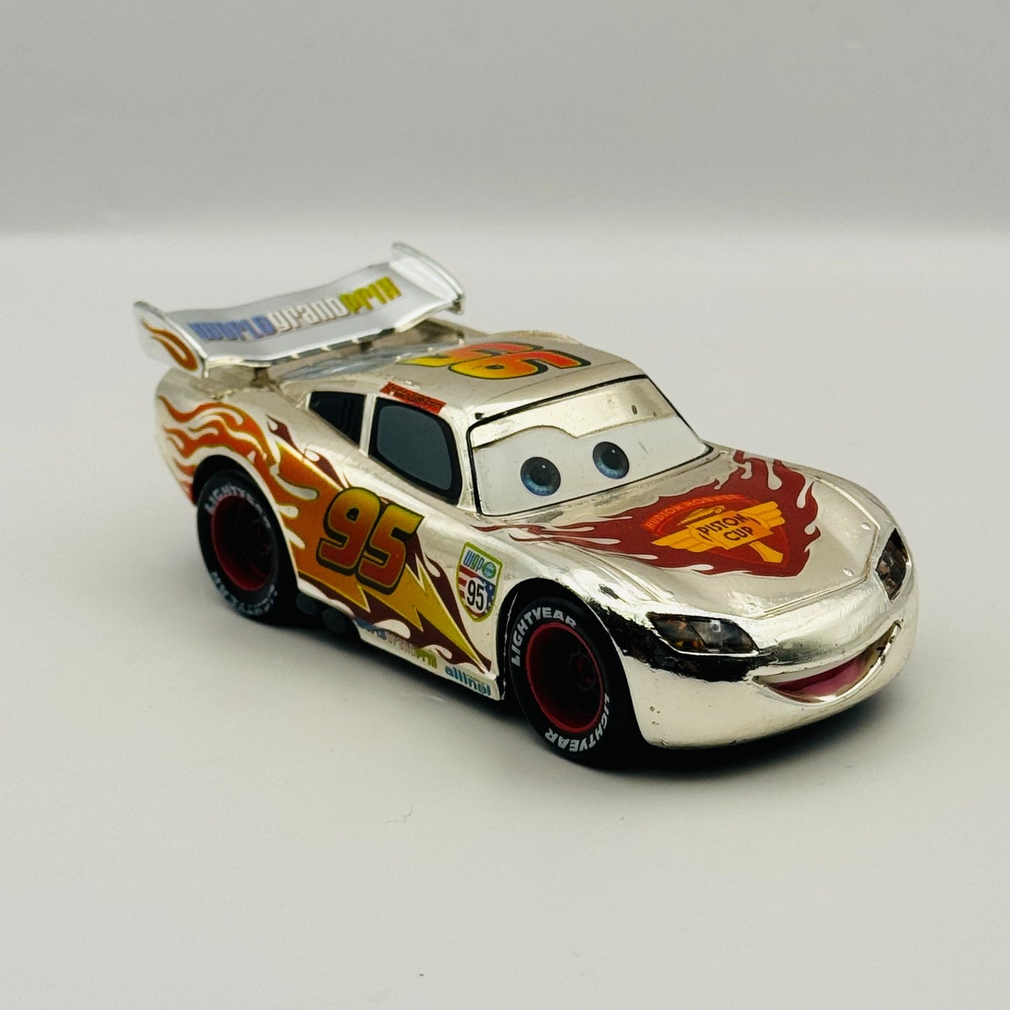 Disney Pixar Cars - CHROME WGP LIGHTNING MCQUEEN Disney Store - 1:43 Diecast