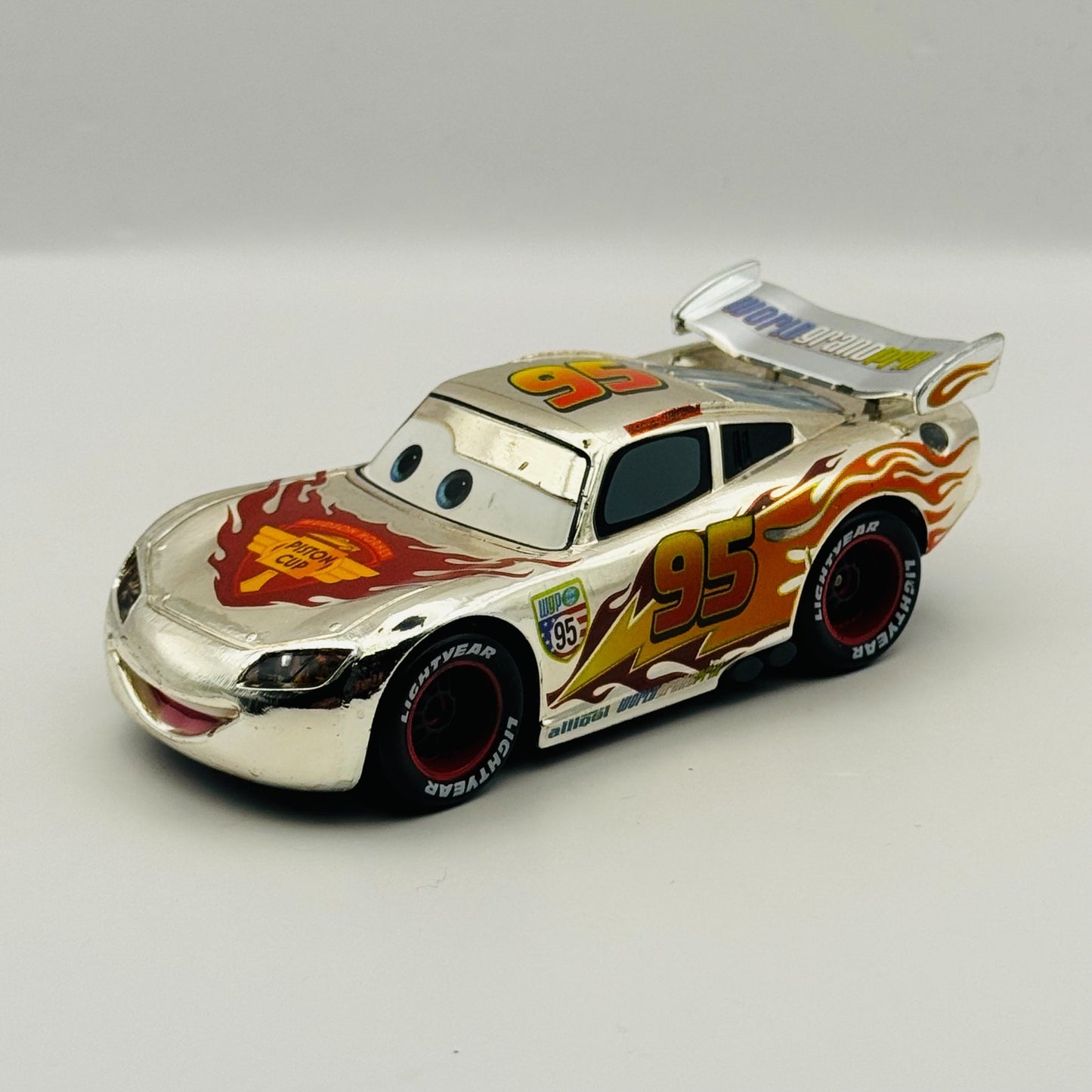 Disney Pixar Cars - CHROME WGP LIGHTNING MCQUEEN Disney Store - 1:43 Diecast