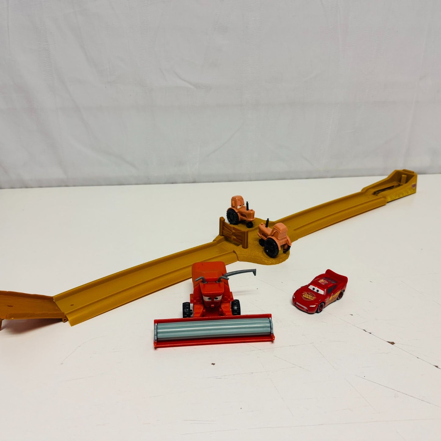 Disney Pixar Cars - TRACTOR TIPPIN' PLAYSET WITH FRANK THE COMBINE - 1:55 Scale
