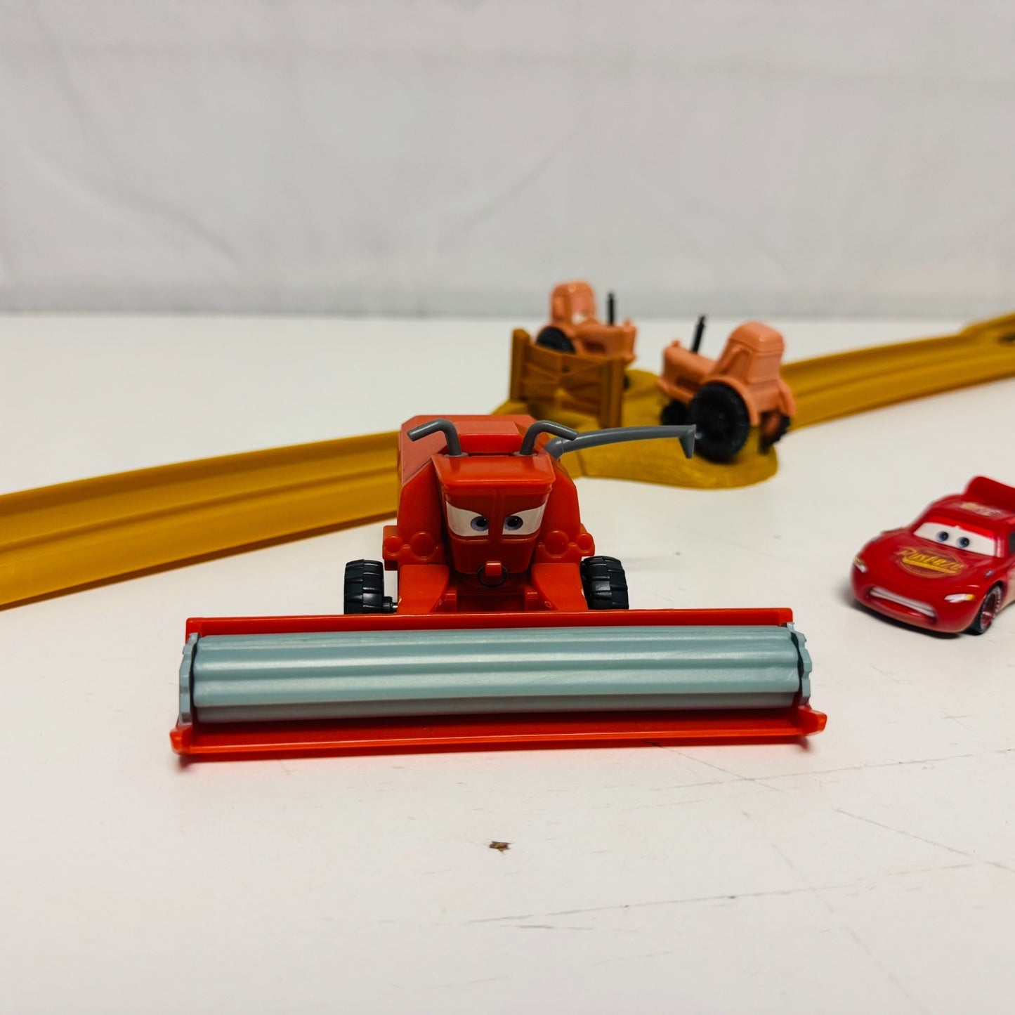 Disney Pixar Cars - TRACTOR TIPPIN' PLAYSET WITH FRANK THE COMBINE - 1:55 Scale
