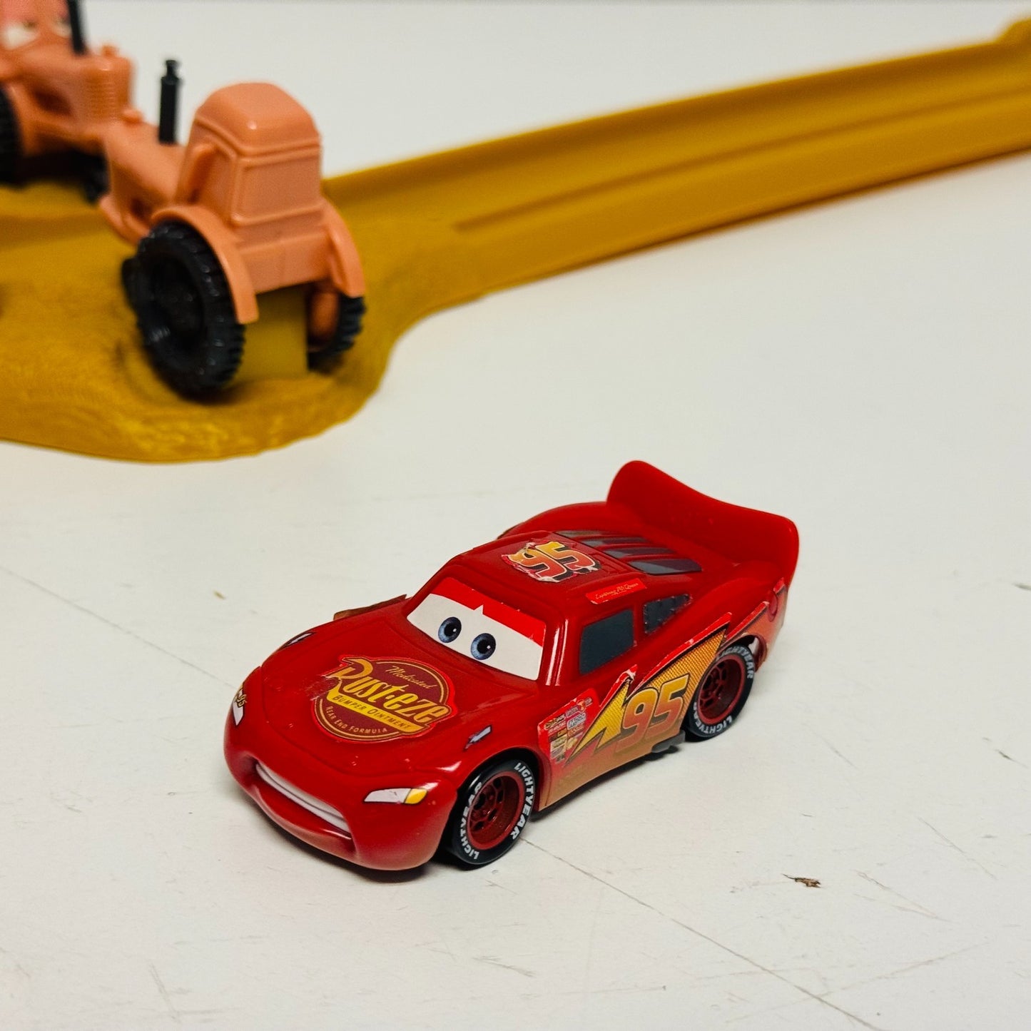 Disney Pixar Cars - TRACTOR TIPPIN' PLAYSET WITH FRANK THE COMBINE - 1:55 Scale