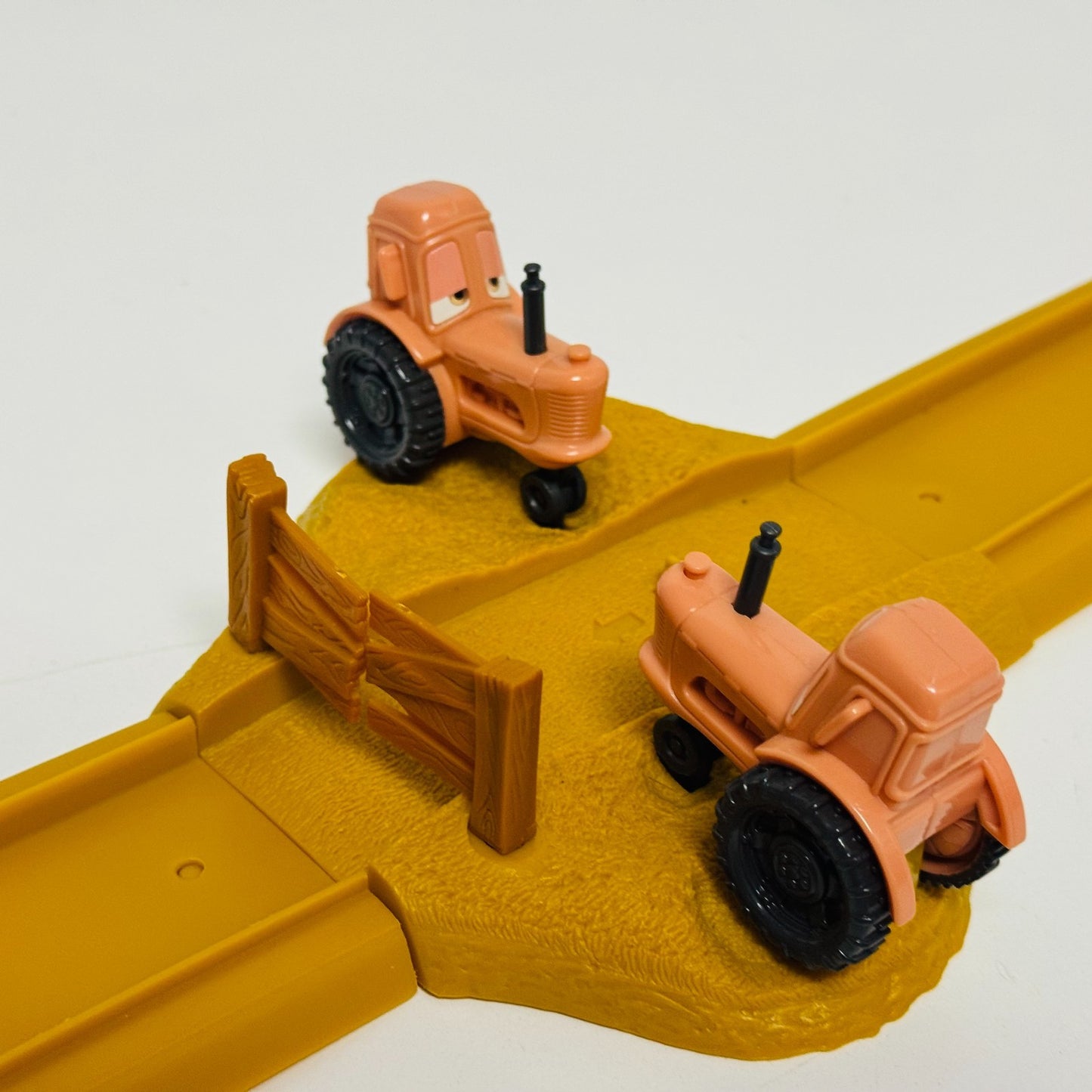 Disney Pixar Cars - TRACTOR TIPPIN' PLAYSET WITH FRANK THE COMBINE - 1:55 Scale