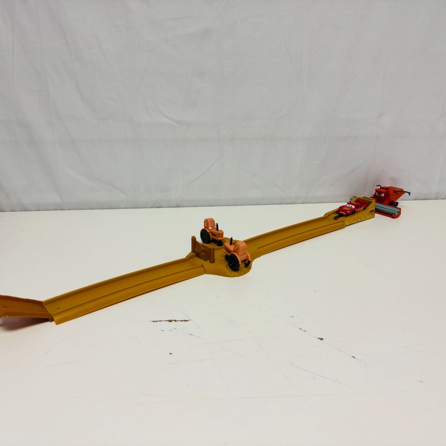 Disney Pixar Cars - TRACTOR TIPPIN' PLAYSET WITH FRANK THE COMBINE - 1:55 Scale