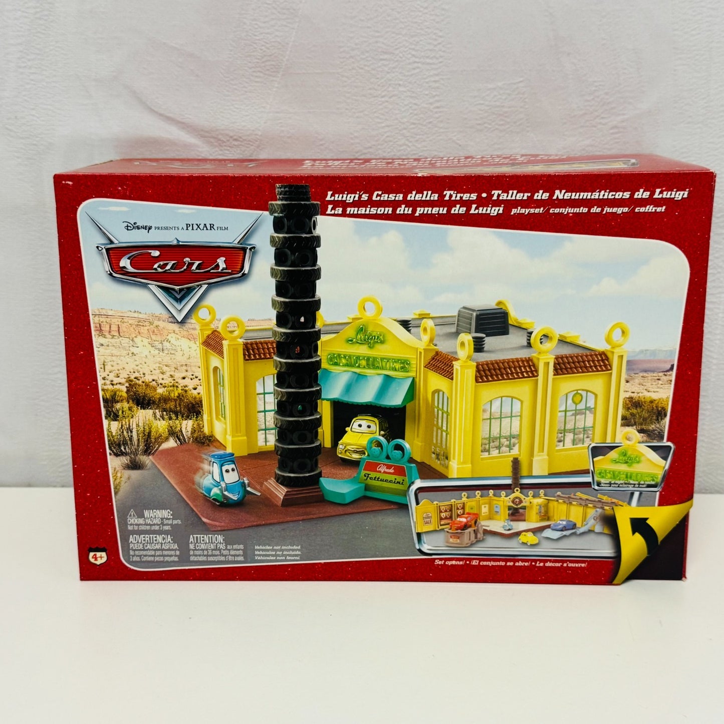 Disney Pixar Cars - RADIATOR SPRINGS LUIGI'S CASA DELLA TIRES SET - 1:55 Diecast