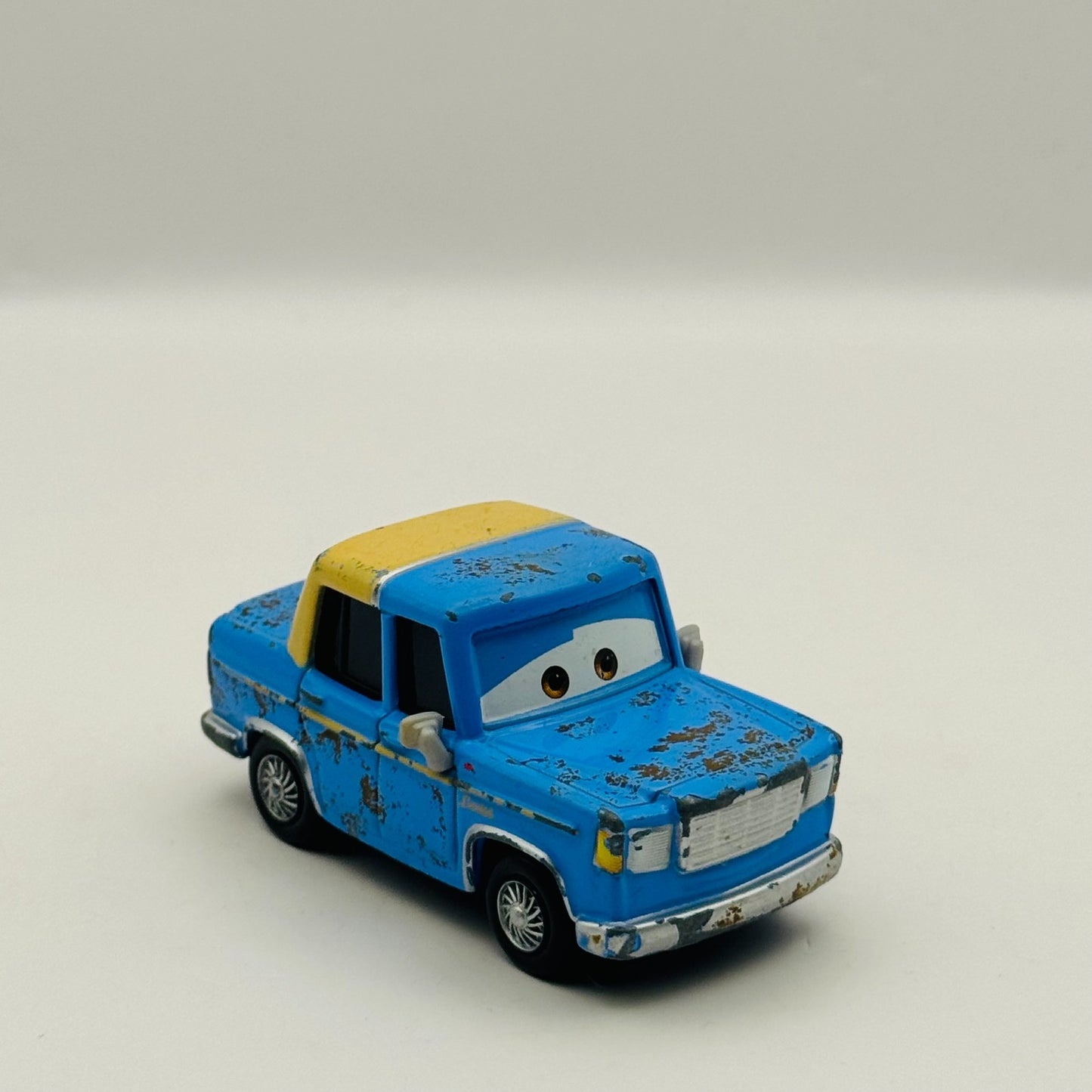 Disney Pixar Cars - OTIS Cars 2 2012 - 1:55 Diecast