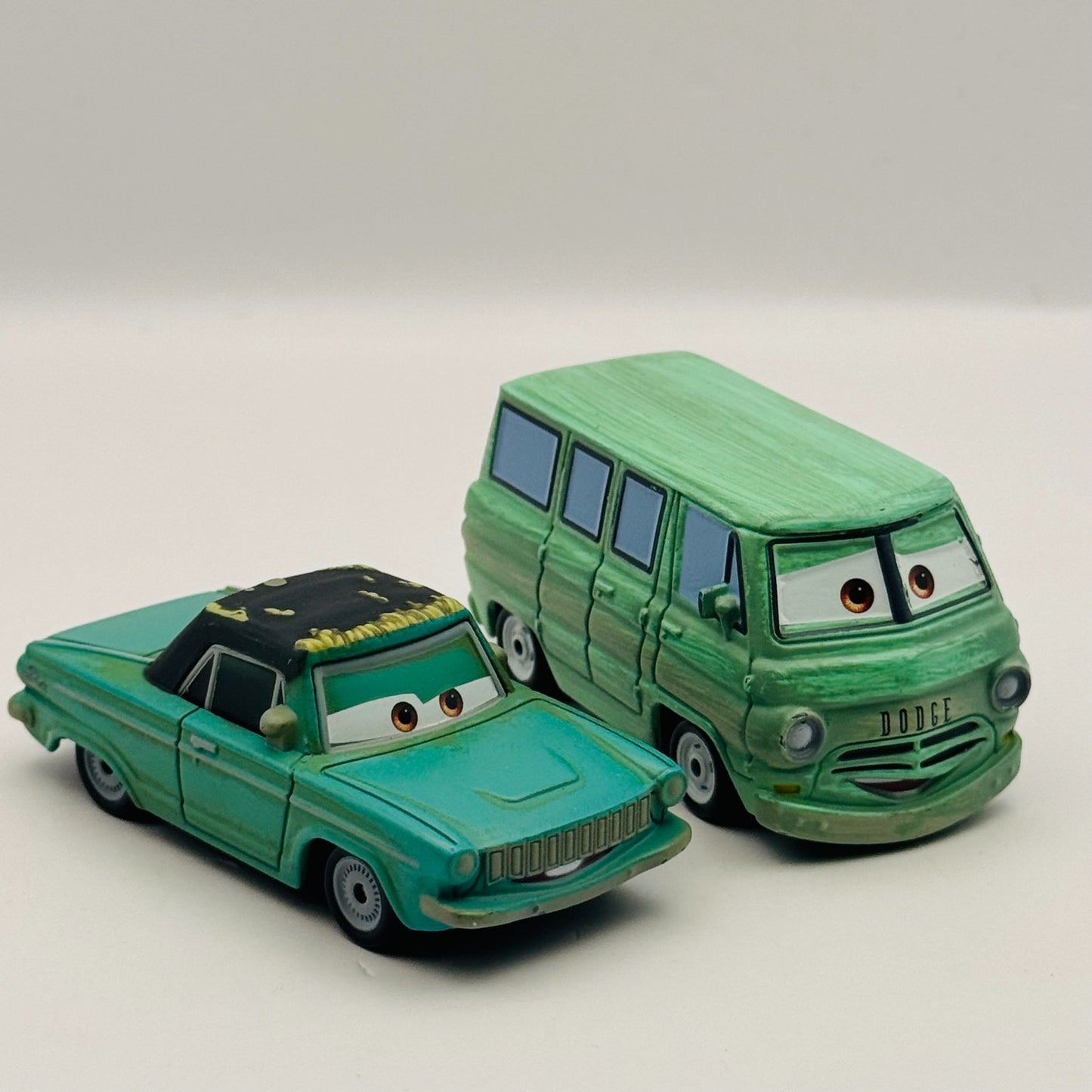 Disney Pixar Cars - DUSTY RUST-EZE & RUSTY RUST-EZE - 1:55 Diecast