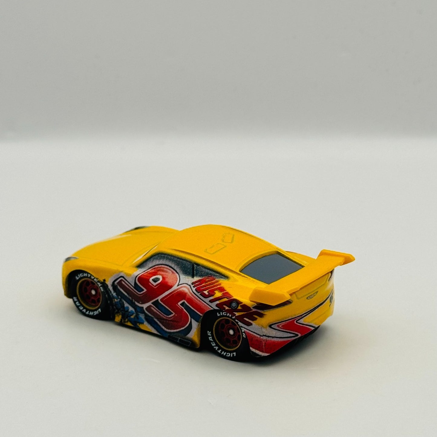 Disney Pixar Cars - TRACK DAMAGE CRUZ RAMIREZ 2021 - 1:55 Diecast
