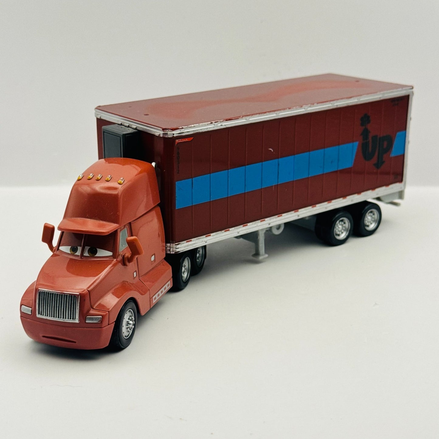 Disney Pixar Cars - OLIVER LIGHTLOAD HAULER 2010 - 1:55 Diecast