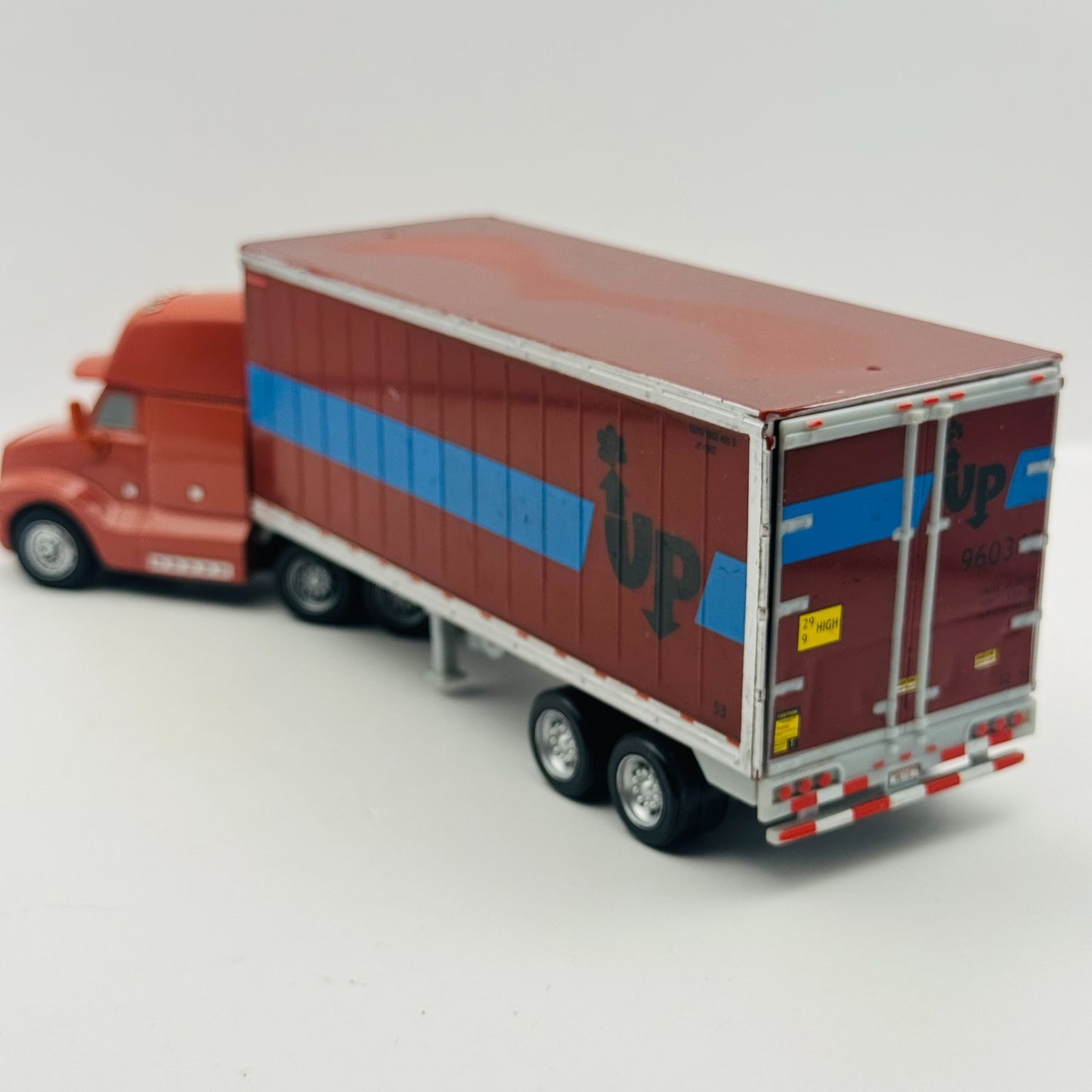 Disney Pixar Cars - OLIVER LIGHTLOAD HAULER 2010 - 1:55 Diecast