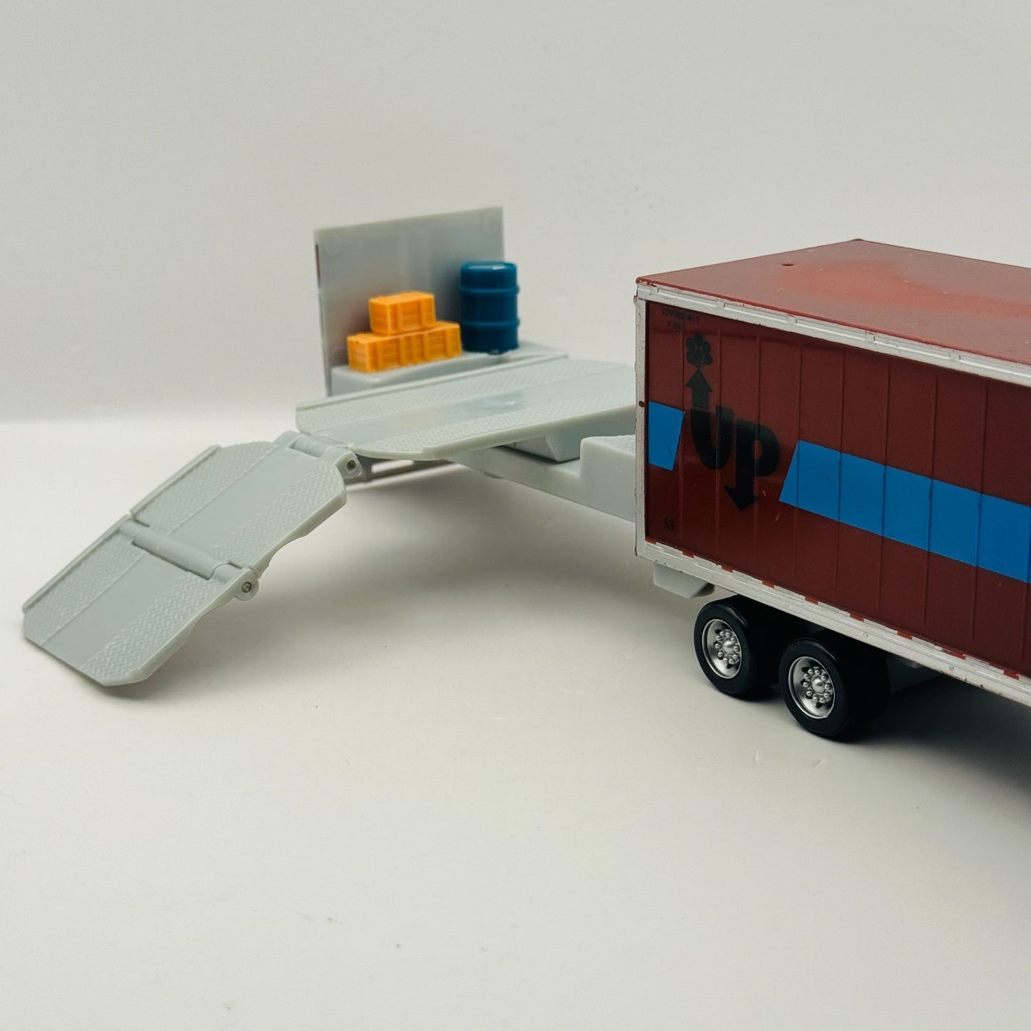 Disney Pixar Cars - OLIVER LIGHTLOAD HAULER 2010 - 1:55 Diecast