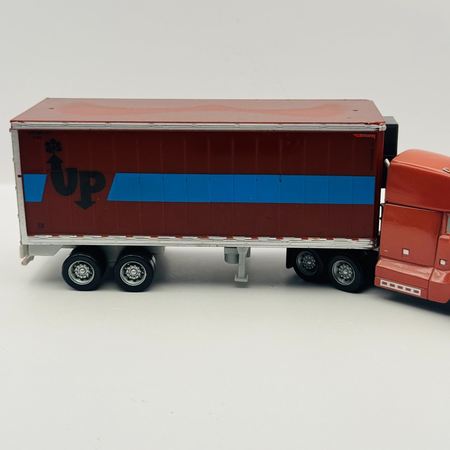Disney Pixar Cars - OLIVER LIGHTLOAD HAULER 2010 - 1:55 Diecast
