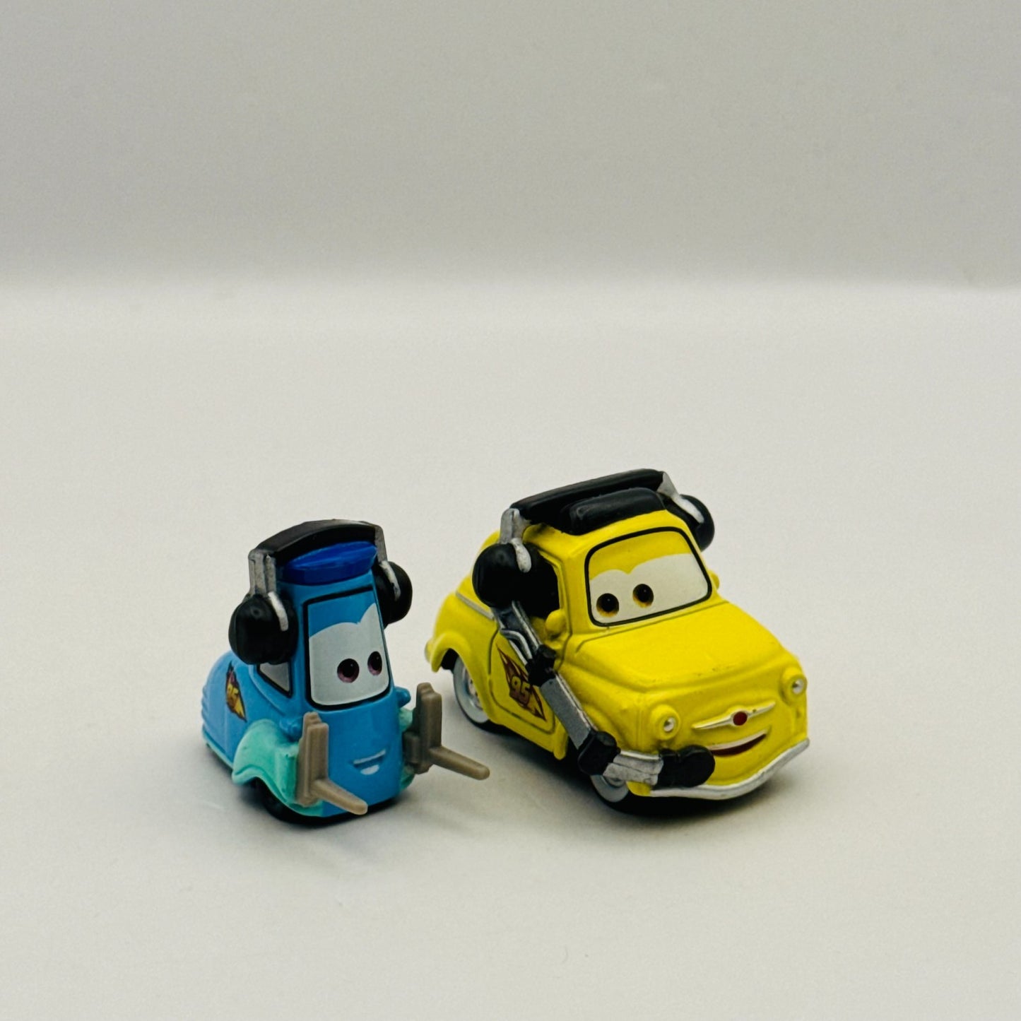 Disney Pixar Cars RACE TEAM LUIGI & GUIDO WITH HEADSETS 95 Pit Crew 1:55 Diecast