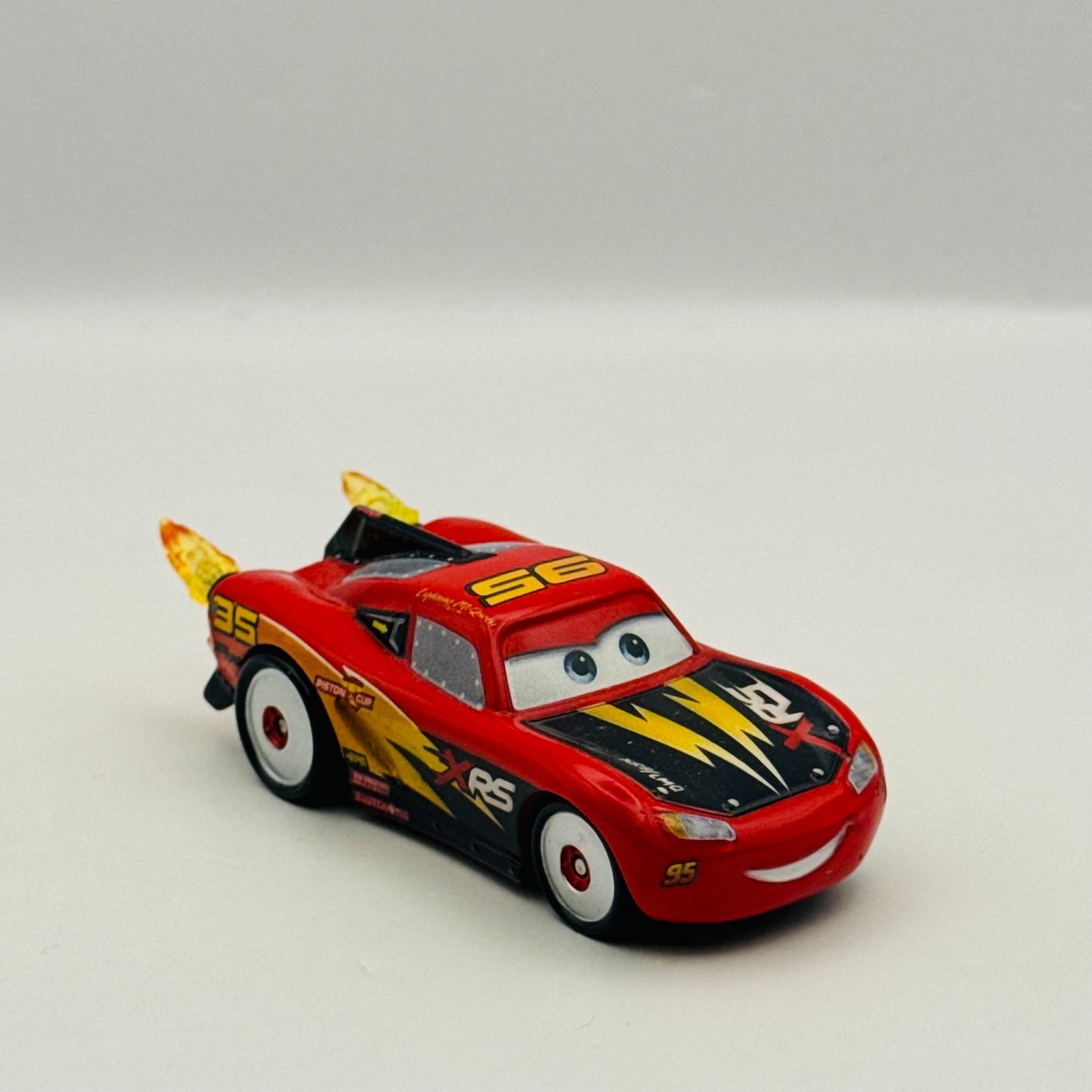Disney Pixar Cars - XRS ROCKET RACING LIGHTNING MCQUEEN - 1:55 Diecast