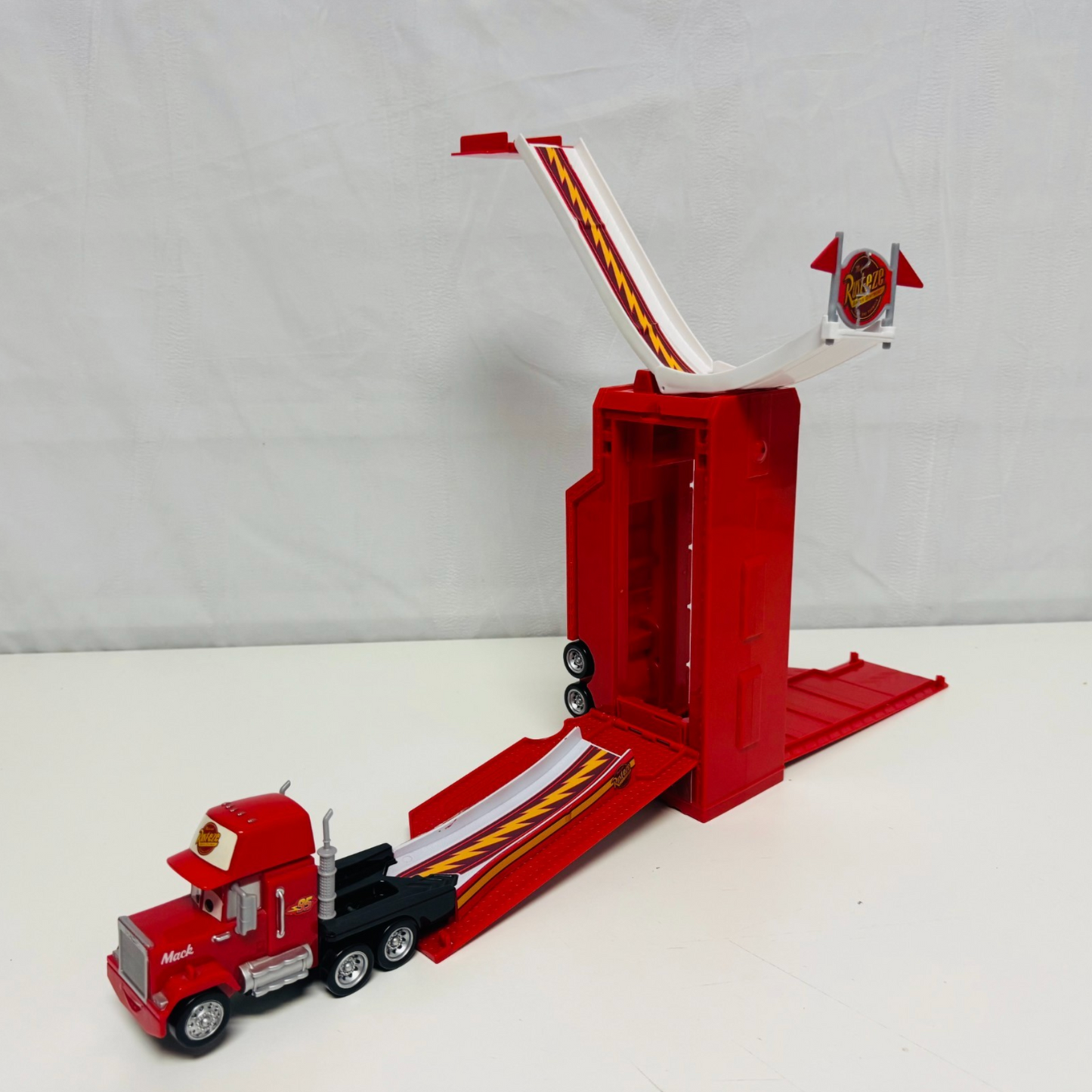 Disney Pixar Cars - STORY SETS DROP & JUMP TRANSFORMING MACK PLAYSET 1:55 Scale