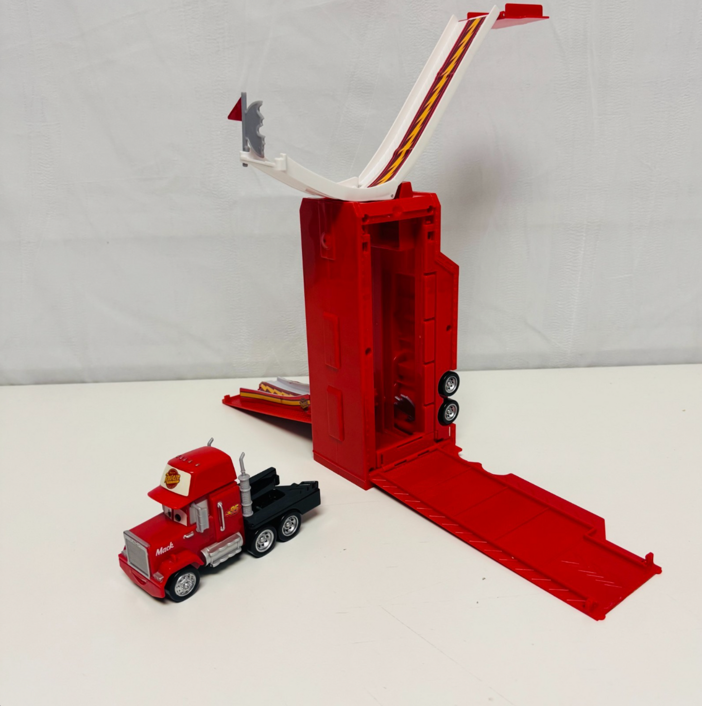 Disney Pixar Cars - STORY SETS DROP & JUMP TRANSFORMING MACK PLAYSET 1:55 Scale