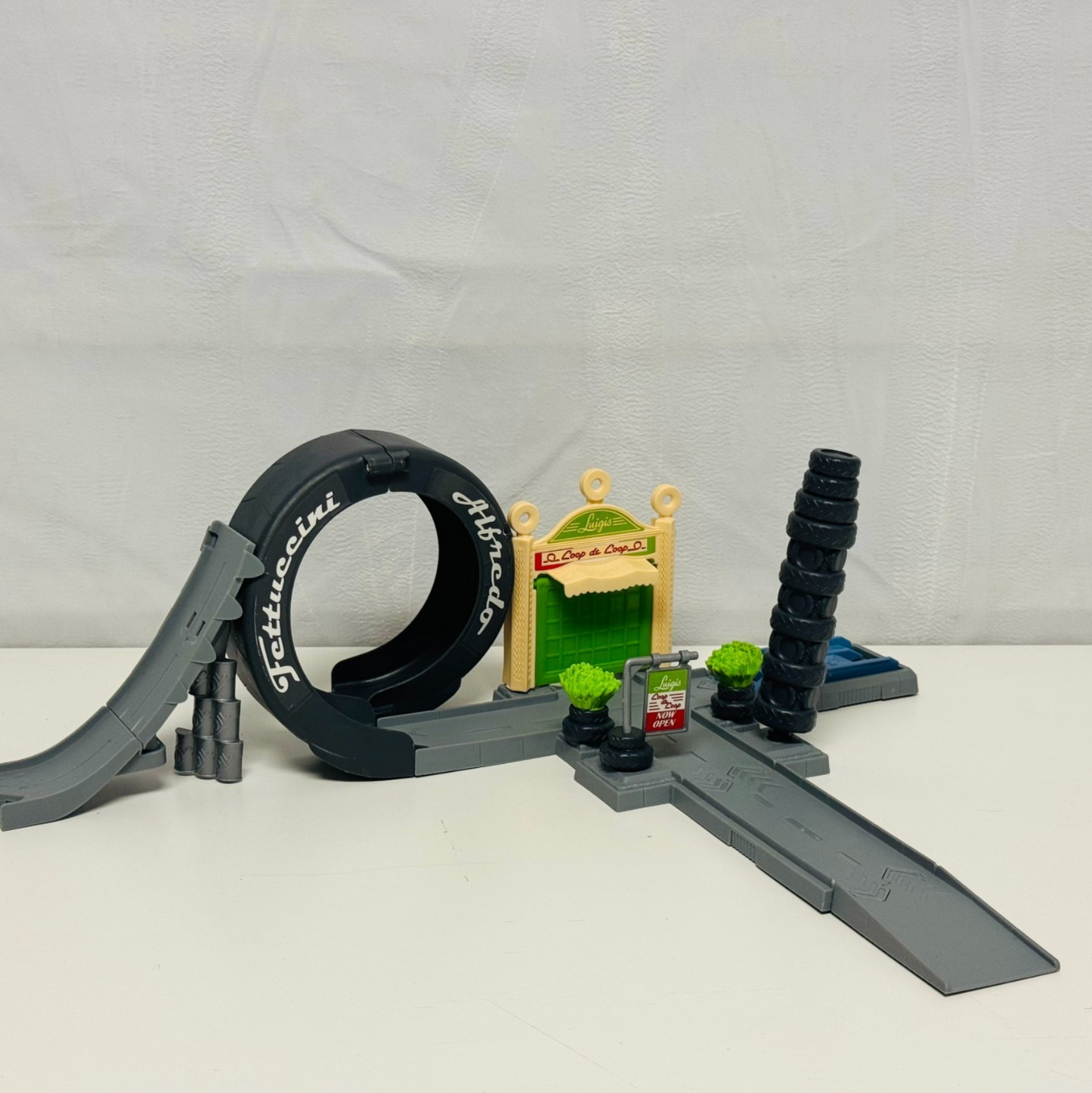 Disney Pixar Cars - STORY SETS LUIGI'S LOOP CASA DELLA TIRES PLAYSET  1:55 Scale