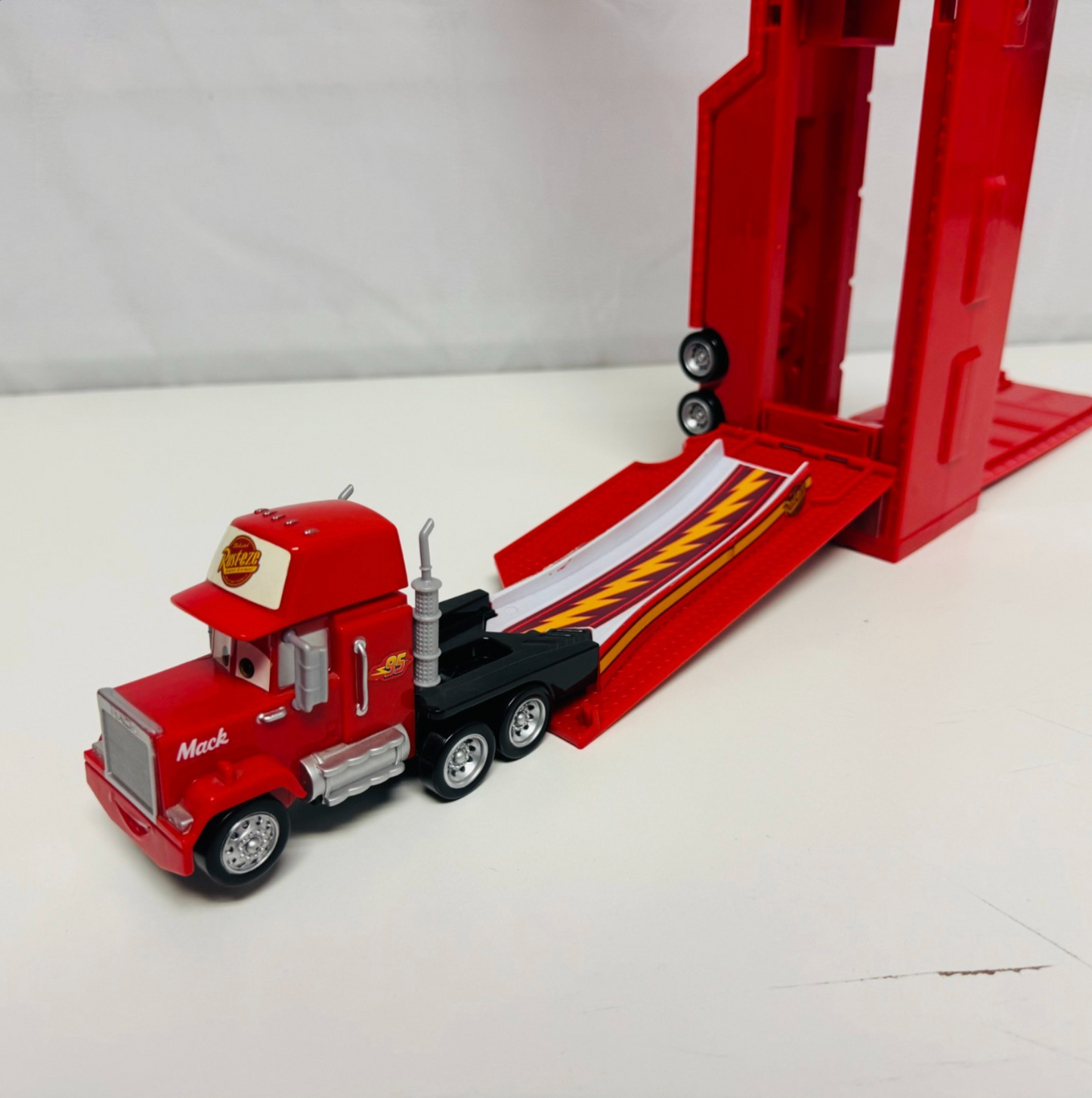 Disney Pixar Cars - STORY SETS DROP & JUMP TRANSFORMING MACK PLAYSET 1:55 Scale
