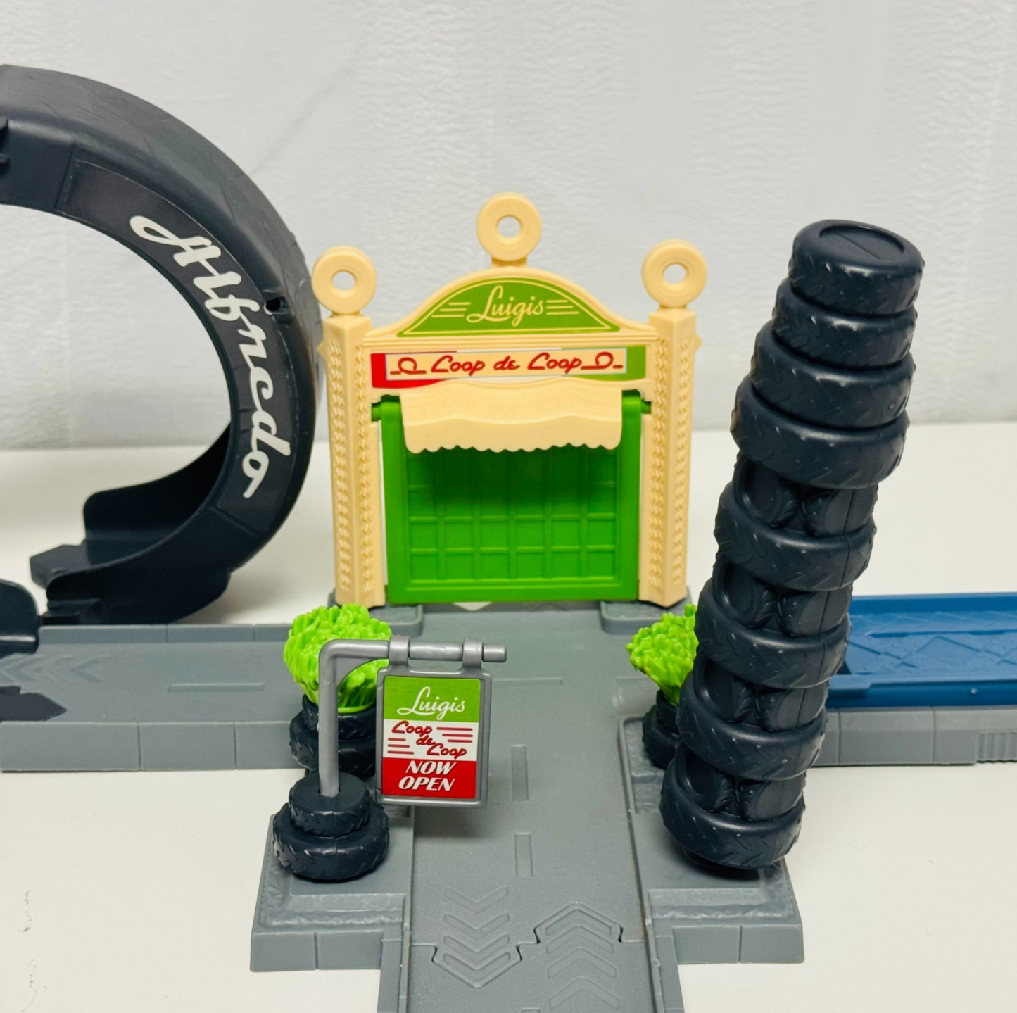 Disney Pixar Cars - STORY SETS LUIGI'S LOOP CASA DELLA TIRES PLAYSET  1:55 Scale