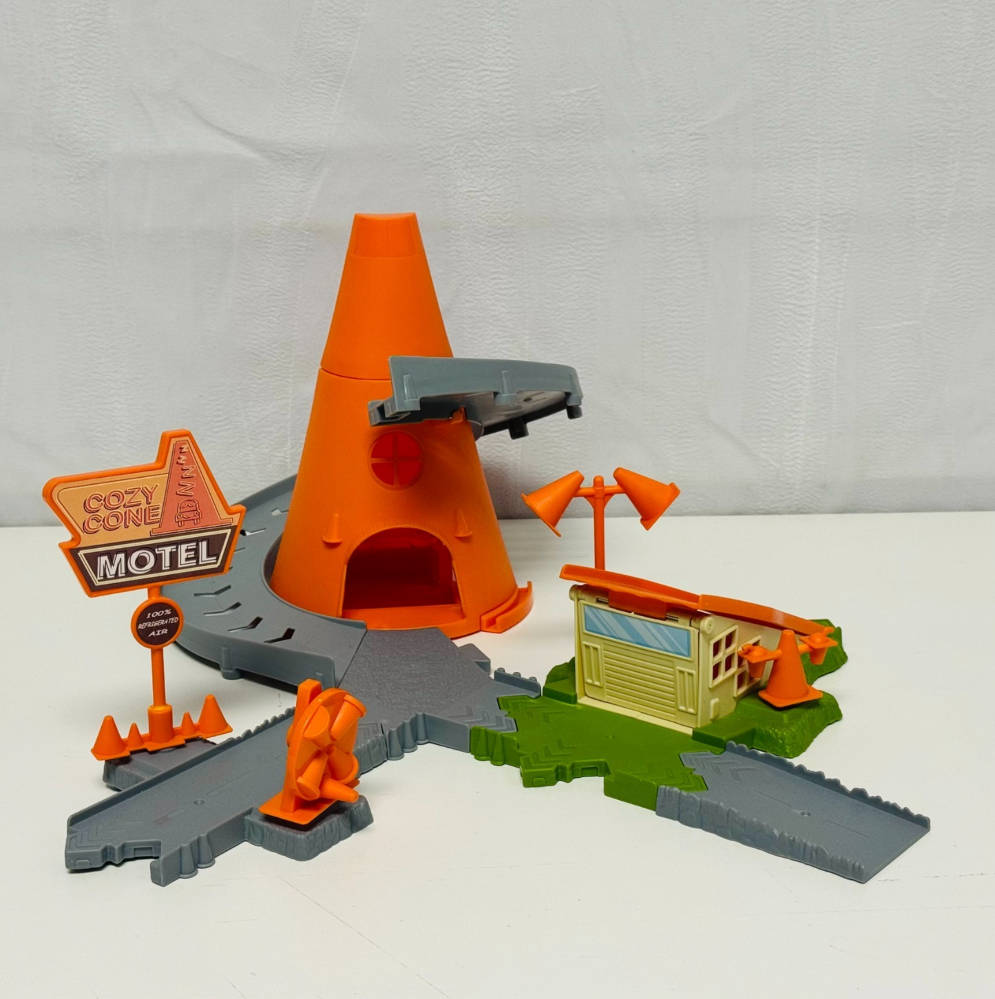 Disney Pixar Cars - STORY SETS COZY CONE SPIRAL RAMPWAY PLAYSET - 1:55 Scale
