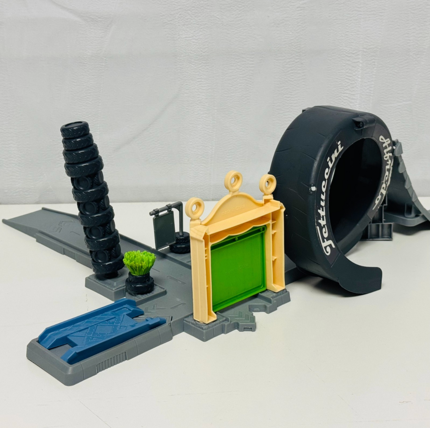 Disney Pixar Cars - STORY SETS LUIGI'S LOOP CASA DELLA TIRES PLAYSET  1:55 Scale