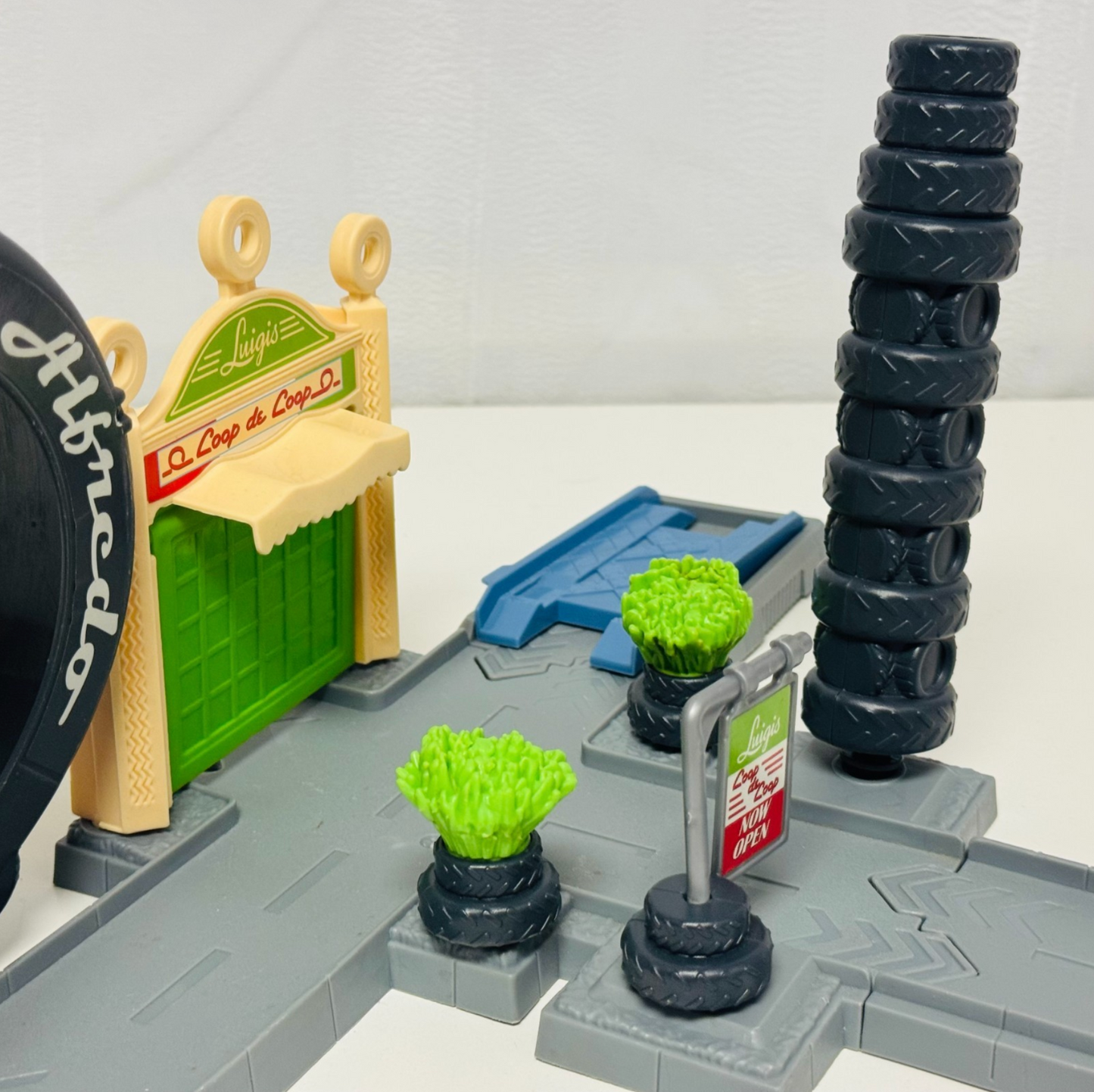 Disney Pixar Cars - STORY SETS LUIGI'S LOOP CASA DELLA TIRES PLAYSET  1:55 Scale