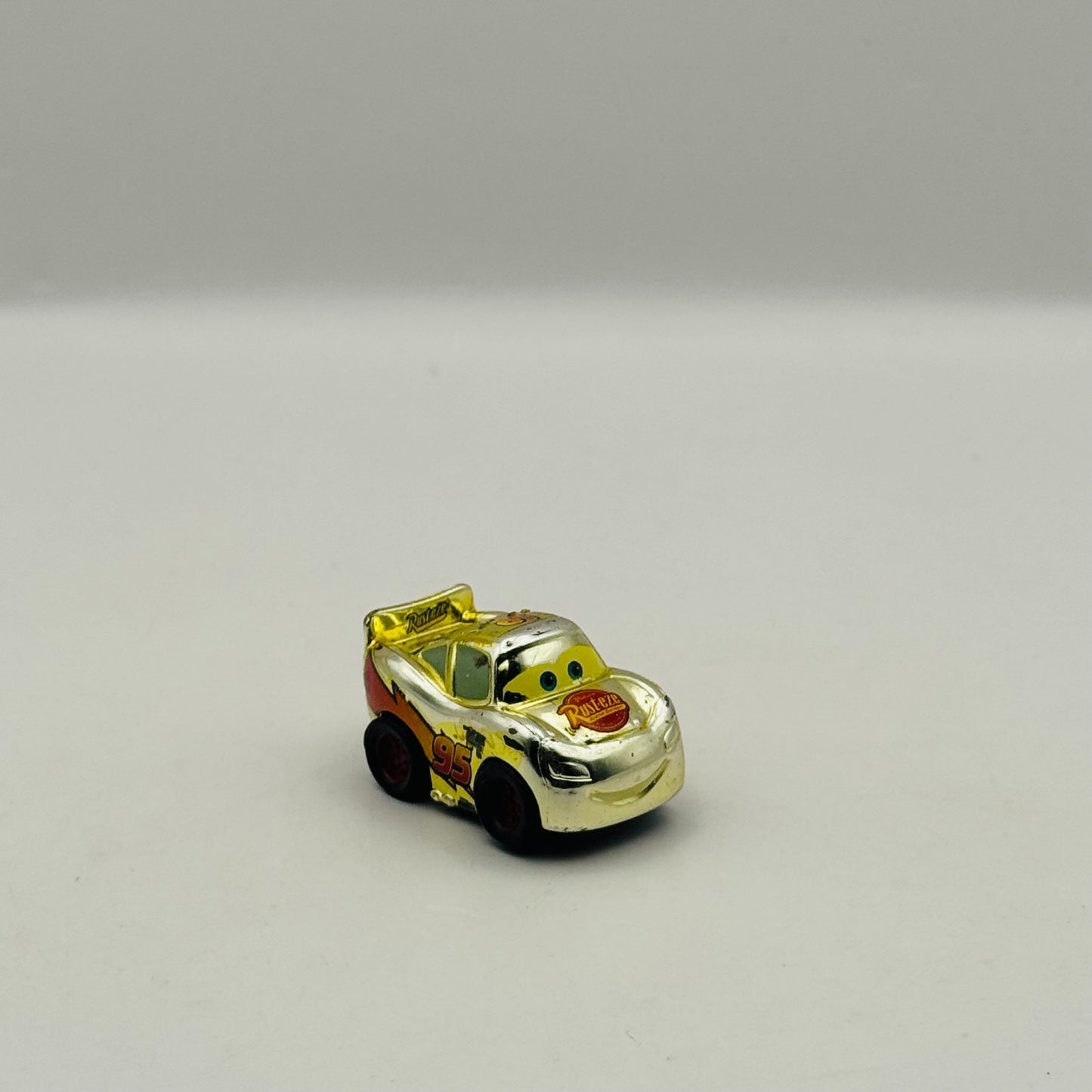 Disney Pixar Cars - Micro Drifters GOLD LIGHTNING MCQUEEN - Rolling