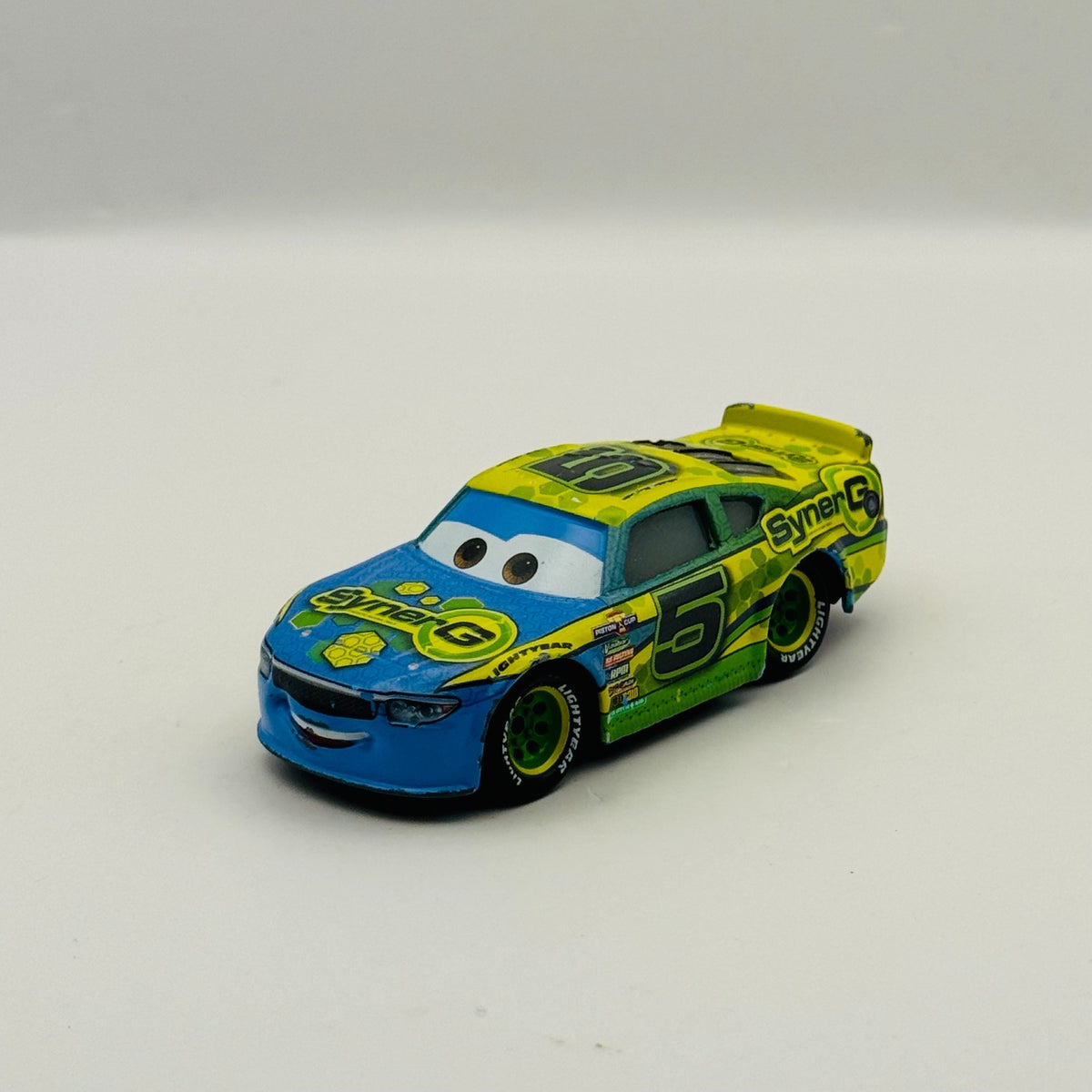 Disney Pixar Cars - LANE LOCKE SYNERG Veteran Racer 2017 - 1:55 Diecast