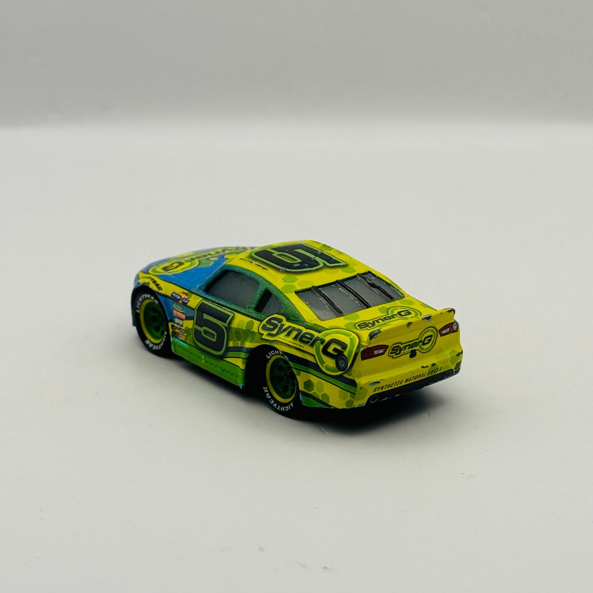 Disney Pixar Cars - LANE LOCKE SYNERG Veteran Racer 2017 - 1:55 Diecast