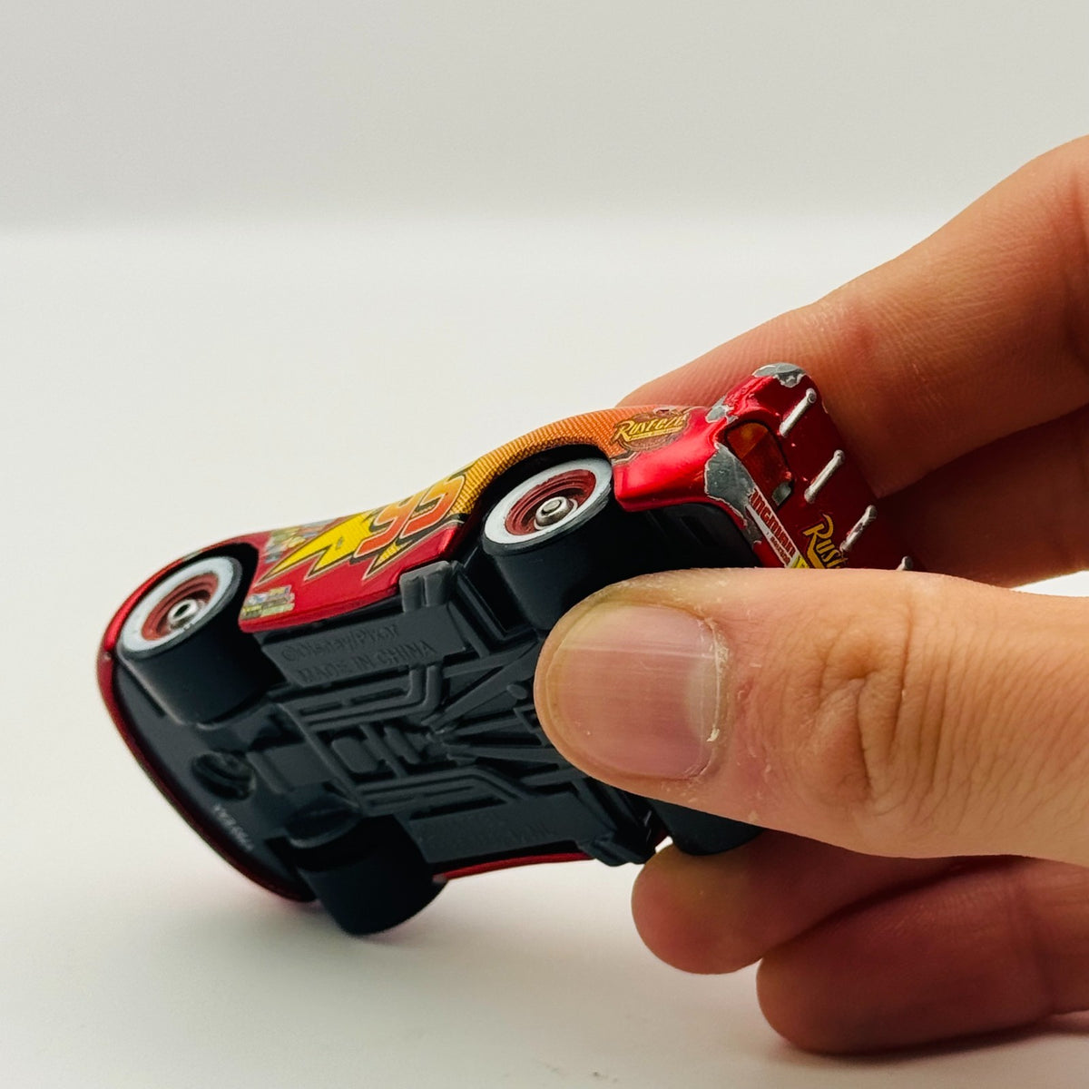 Disney Pixar Cars - LIGHTNING MCQUEEN MIT AUFKLEBERN German Promo - 1:55 Diecast