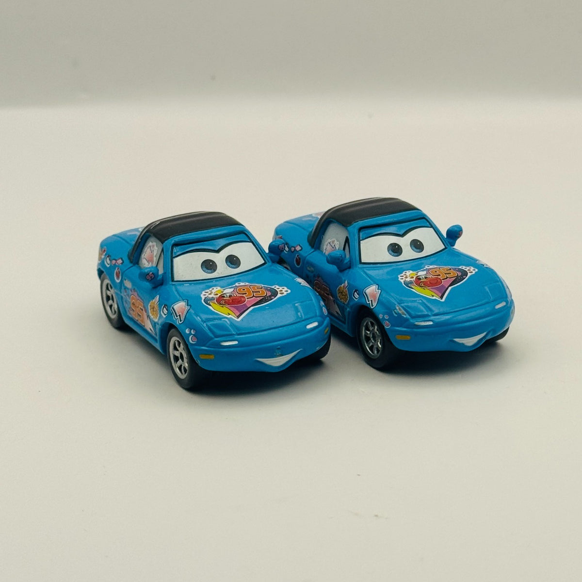 Disney Pixar Cars - DINOCO MIA & TIA World Of Cars 2008 - 1:55 Diecast