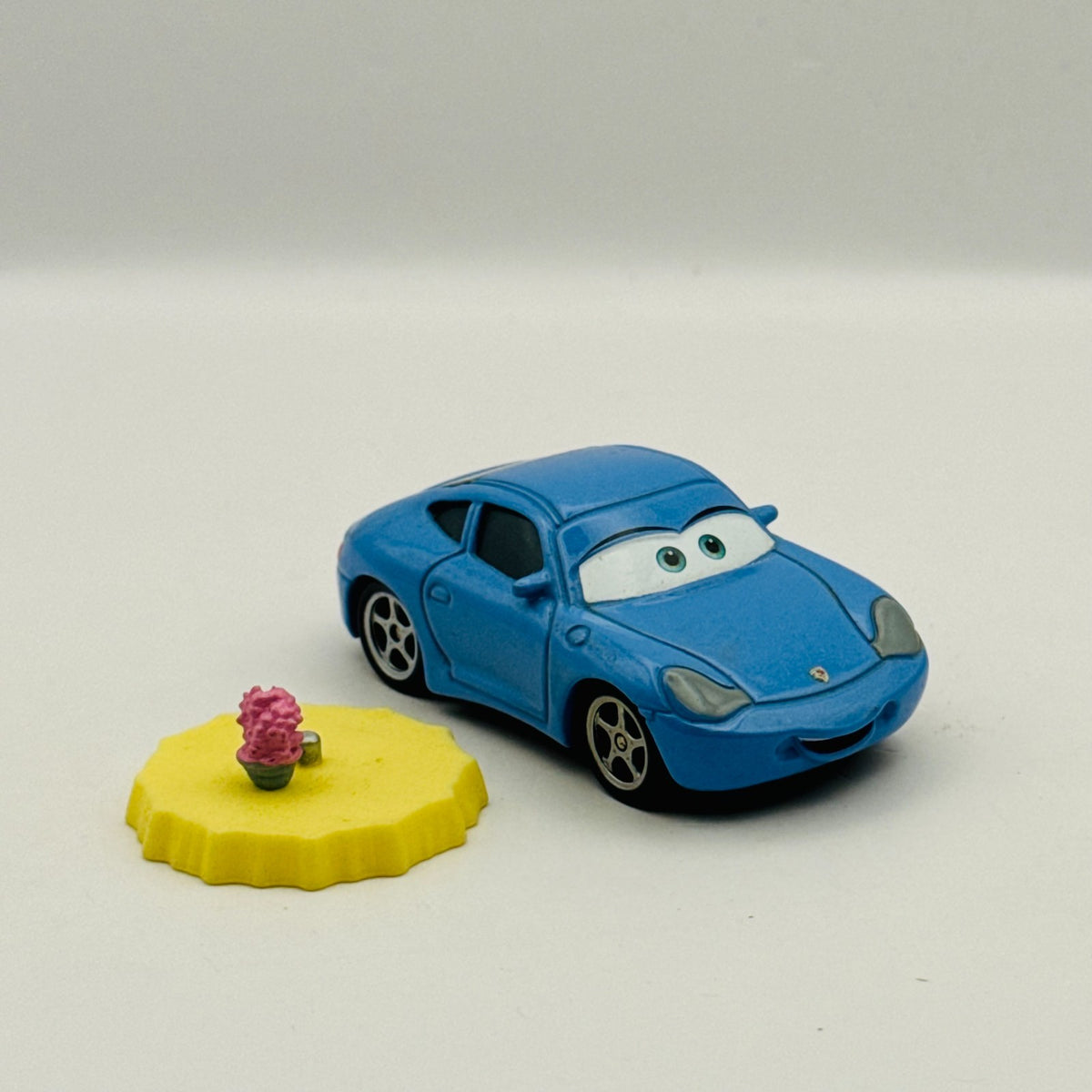 Disney Pixar Cars - SALLY WITH TABLE Wheel Well Motel - 1:55 Diecast