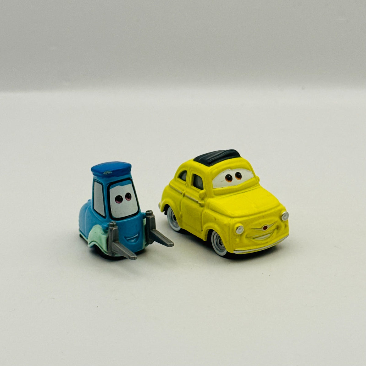 Disney Pixar Cars - LUIGI & GUIDO 2010 - 1:55 Diecast