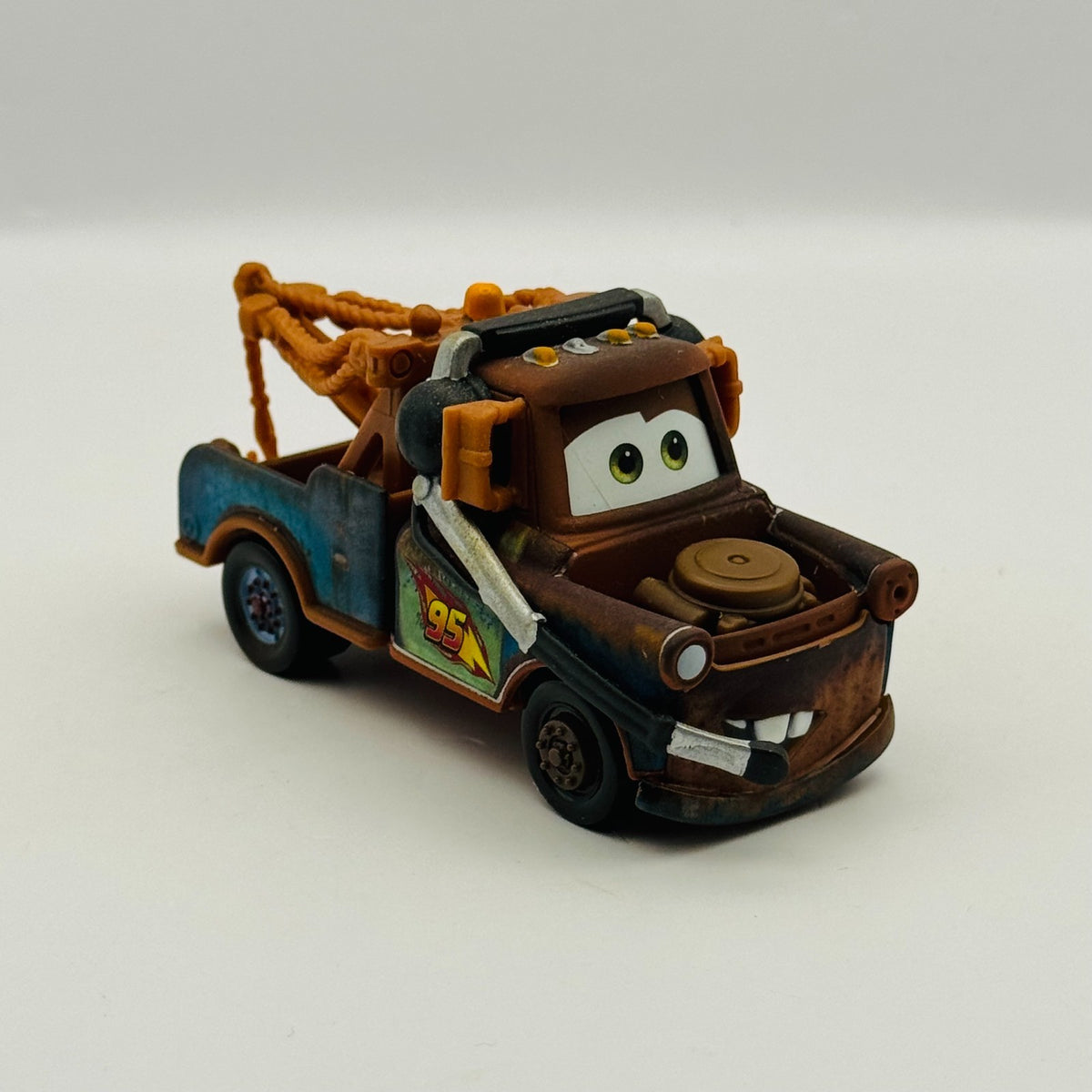 Disney Pixar Cars - RACE TEAM MATER WITH HEADSET 95 Pit Crew 2014 - 1:55 Diecast