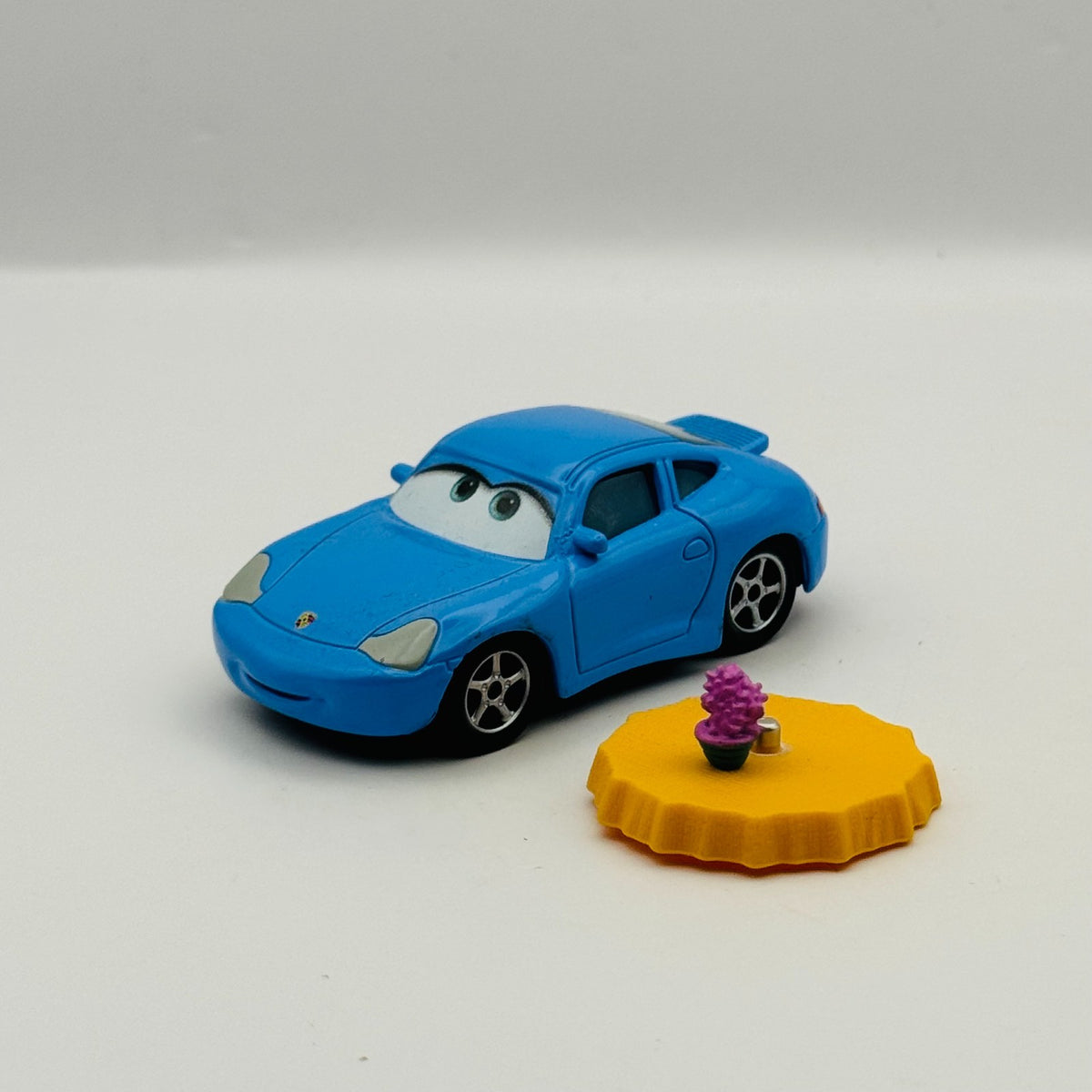 Disney Pixar Cars WELCOME TO RADIATOR SPRINGS SALLY W/ TATTOO TABLE 1:55 Diecast