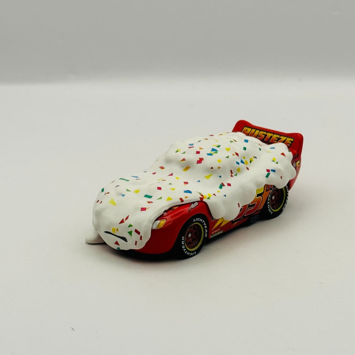 Disney Pixar Cars - CUPCAKE LIGHTNING MCQUEEN 2020 - 1:55 Diecast