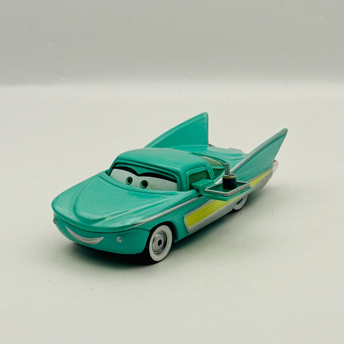 Disney Pixar Cars - FLO WITH TRAY FLO'S V8 CAFE 2010 - 1:55 Diecast