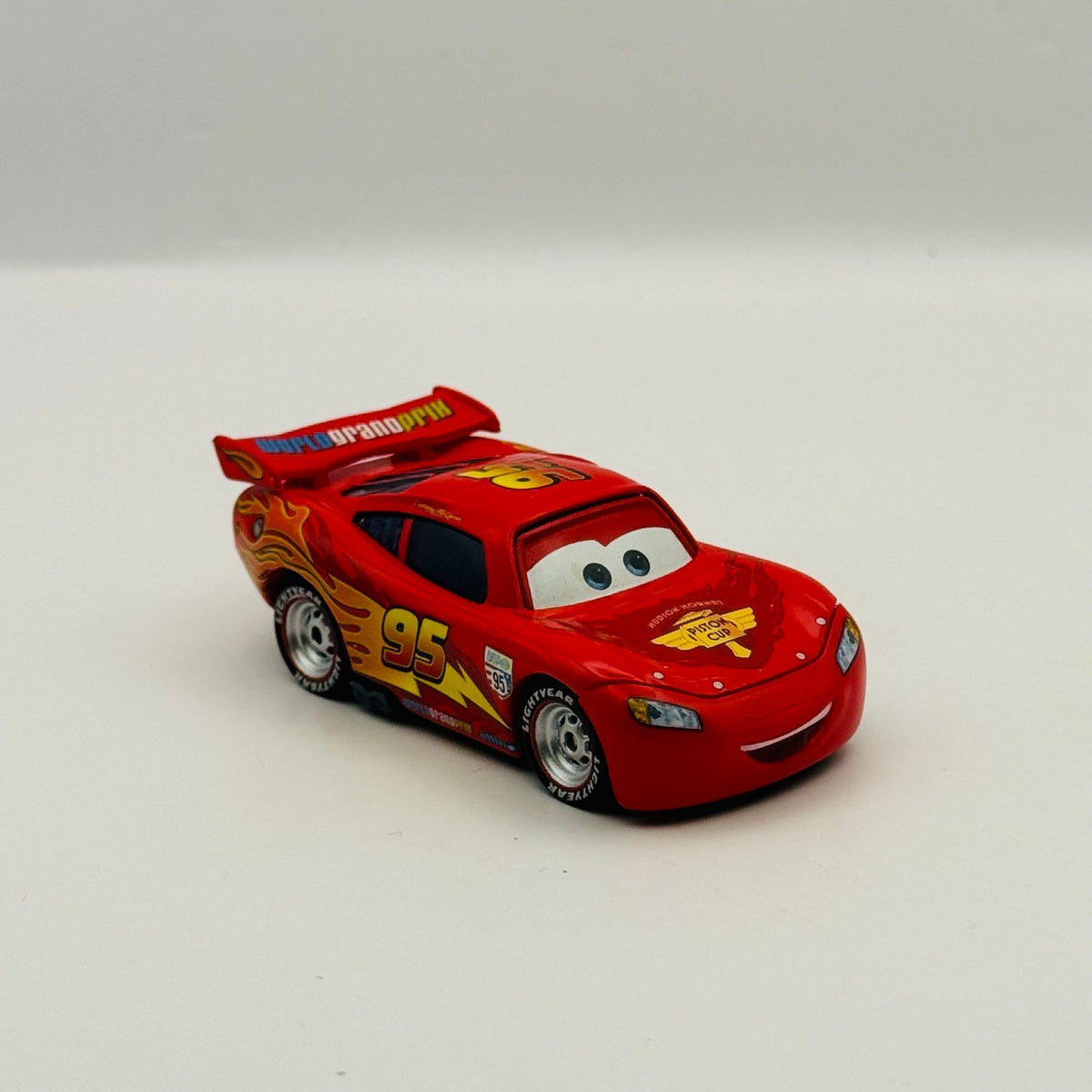 Disney Pixar Cars - LIGHTNING MCQUEEN WITH TRAVEL WHEELS Cars 2 - 1:55 Diecast