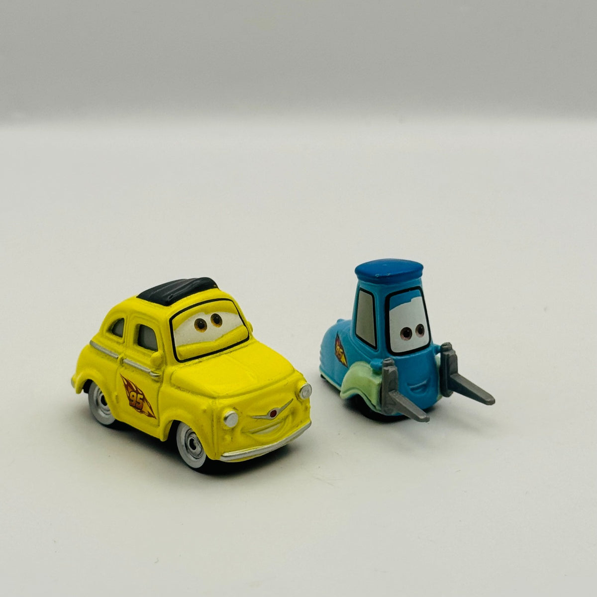 Disney Pixar Cars - RACE TEAM LUIGI & GUIDO Cars 2 2011 - 1:55 Diecast