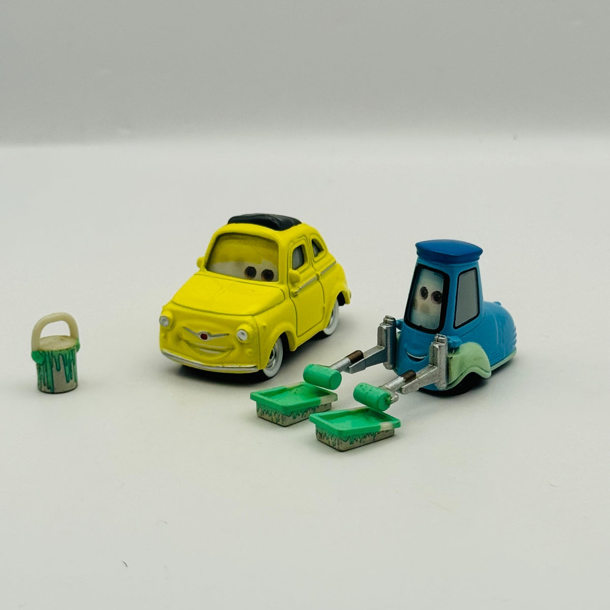 Disney Pixar Cars LENTICULAR GUIDO WITH PAINT ROLLERS LUIGI BUCKET 1:55 Diecast